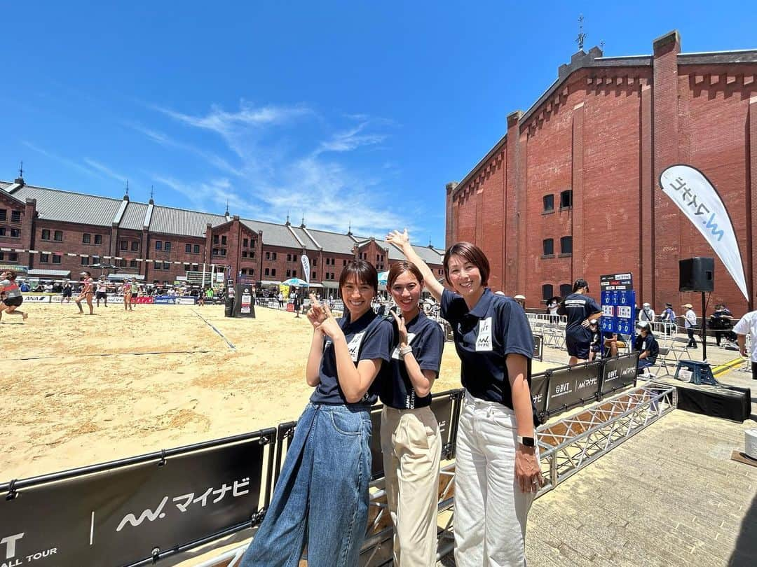 浦田聖子のインスタグラム：「． 横浜赤レンガビーチバレー🚢☀️🏐  金曜土曜と参戦！渋谷に引き続き、都市型開催さすがの盛り上がり✨  美和とのW解説もあり、いつもと違う楽しさの中、目の前の熱戦に胸熱！選手に👏👏  暑い中の応援、LIVE配信応援ではコメント下さったりとありがとうございました！大会に携わる皆さまも本当にご苦労様です！  次のジャパンツアーは8/26.27の初開催青森大会、あおもり駅前ビーチどんなとこだろ✨  #マイナビジャパンビーチバレーボールツアー  #横浜赤レンガ大会  初日初実況の山田桃子アナウンサー、土日実況の後藤万里子アナウンサーありがとうございました！」