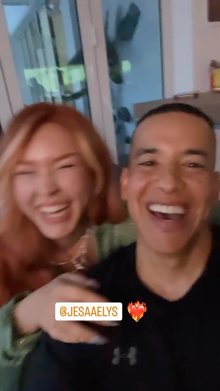 ダディー・ヤンキーのインスタグラム：「Celebrando el 2x1 😂, el cumpleaños de mi hija @jesaaelys y el día de los padres.  No hay mejor regalo que ese! Feliz Día De Los Padres a todos los panas que me siguen y tienen la bendición de ser padres. Dios Los Bendiga a todos. 🙏🏽」