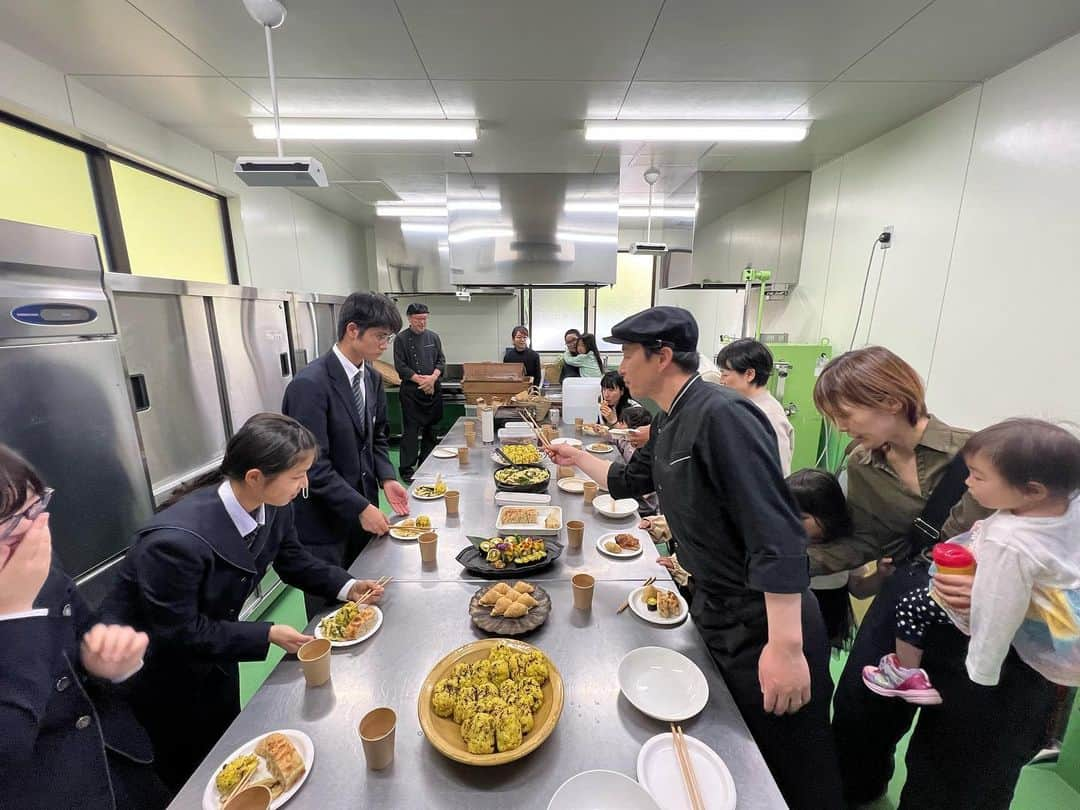 齊藤美絵さんのインスタグラム写真 - (齊藤美絵Instagram)「週末、大分県学校農業クラブ大会 プロジェクト・意見発表会がありました。 今朝、高校で結果発表！  発表のサポートをさせていただいた 久住高原農業高校のチームサフラン、 意見発表のMさん共に 見事、最優秀賞🏆🏆✨✨✨  無事、九州大会へと 駒を進めます！  おめでとう🎉✨✨✨  絶対大丈夫！ と信じていたけど、 やはりとっても嬉しい✨  生徒さん達の素晴らしい努力と 先生の情熱やサポートが あったからこそ！ 心から拍手を送りたいと思います。  そして、九州大会→全国大会へ。 生徒さん達には、 「世界大会…いぇ、宇宙大会🪐 　が目標だよ。」と話しました。 先の先を見て努力すれば、 越えられる。  この大会出場の経験を通じて、 さらに一人ひとりの 可能性が広がっていきますように。  チャレンジすることで得られる 数えきれないほどのこと。 私も高校生の頃に 弁論大会に出場していたので、 振り返っても 今に繋がる経験だったと感じます。  様々濃厚に関わらせていただき ありがたいです🍀  月曜日の朝から 最幸の笑顔🌈✨  本当におめでとう！！！  #大分　#竹田 #oita #takeTa #久住 #久住高原農業高校　 #学校運営協議委員 #CS #コミュニティスクール #高校 #学校農業クラブ大会 #アースフードプロデューサー　 #earthfoodproducer #フードマエストロ #foodmaestro  #ツタエルヒト。」6月19日 9時30分 - saitomie