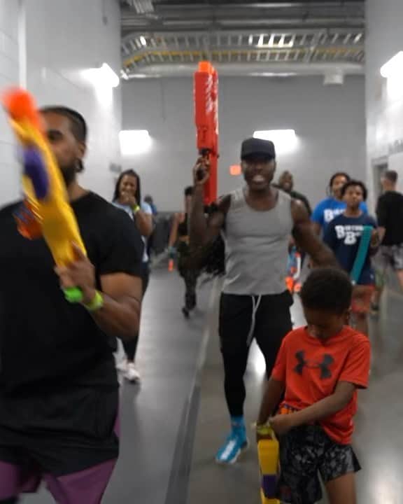 エイス・フッドのインスタグラム：「Nerf war champions! 😂 I might’ve been more excited than the kids! Safe to say we had a blast with the family and homies.  —- #BlackRambo #HappyFathersDay」