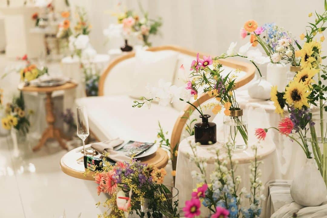 北野クラブ　ソラのインスタグラム：「. . sofa flower🌻 . . 動きのある水活けで 色味をしっかり使ってコーディネート. . @heaven_duo.wedding  . . #結婚式装花 #会場装花 #テーブルコーディネート . .  ---------------------------  Bʀɪᴅᴀʟ ꜰᴀɪʀ…  @kitanoclubsolaにて 大好評ブライダルフェアを 開催しております📣  プロフィール欄のHPまたは DMでの受付もしております✳︎  土日祝は“9:00”のご来館 また“会場見学1件目”の皆様には ギフト券“1万5千円分”のプレゼントがあります♡  北野クラブソラスタッフ一同 皆様とお会いできる日を 楽しみにしております😌🌿  ---------------------------  #北野クラブソラ #kitanoclubsola#北野クラブsola#ウェディング#marry花嫁 #ウェディングニュース#ウェディングレポ#プレ花嫁#プレ花嫁さんと繋がりたい #神戸結婚式#卒花嫁レポ#2023冬婚#2023春婚#2023夏婚#2023秋婚#結婚式準備#kobewedding#関西花嫁#神戸花嫁#神戸結婚式#結婚式#solawedding#sola花嫁」