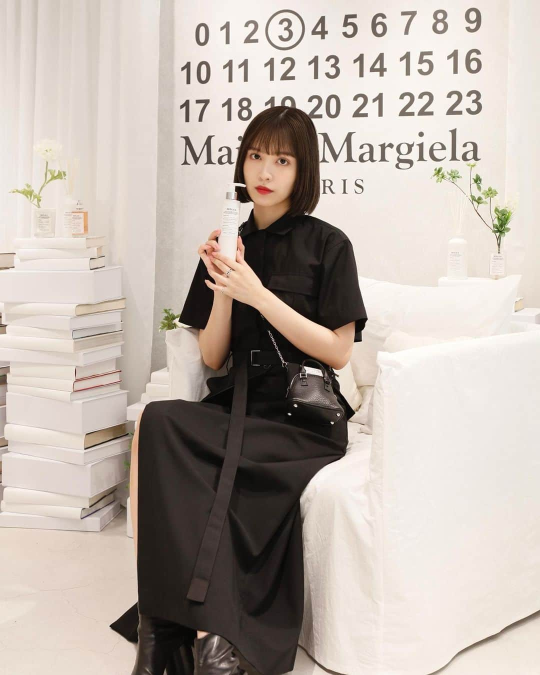 松本愛（まあぴぴ）さんのインスタグラム写真 - (松本愛（まあぴぴ）Instagram)「@maisonmargielafragrances  Maison Margiela REPLICA fragrances Home Scenting Collection  ボディークリームと香水の香りを揃えて使うと感じ方が変わりますよ、と教えて頂いたのでさっそく試してみたら長年愛用している大好きなLazy Sunday Morningの香りがまろやかに感じられて新しい発見でした💡  そしてバス＆ボディコレクションから「セーリング デイ」の香りが6月22日に新登場。アクアティックですっきりとした素敵な香りでした🩵  Bag @maisonmargiela  Shoes @maisonmargiela   #maisonmargielafragrances  #maisonmargiela」6月19日 9時45分 - aimatsumoto_45