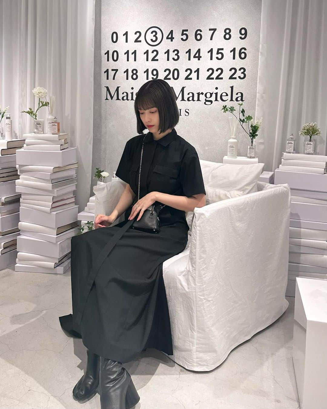 松本愛（まあぴぴ）さんのインスタグラム写真 - (松本愛（まあぴぴ）Instagram)「@maisonmargielafragrances  Maison Margiela REPLICA fragrances Home Scenting Collection  ボディークリームと香水の香りを揃えて使うと感じ方が変わりますよ、と教えて頂いたのでさっそく試してみたら長年愛用している大好きなLazy Sunday Morningの香りがまろやかに感じられて新しい発見でした💡  そしてバス＆ボディコレクションから「セーリング デイ」の香りが6月22日に新登場。アクアティックですっきりとした素敵な香りでした🩵  Bag @maisonmargiela  Shoes @maisonmargiela   #maisonmargielafragrances  #maisonmargiela」6月19日 9時45分 - aimatsumoto_45