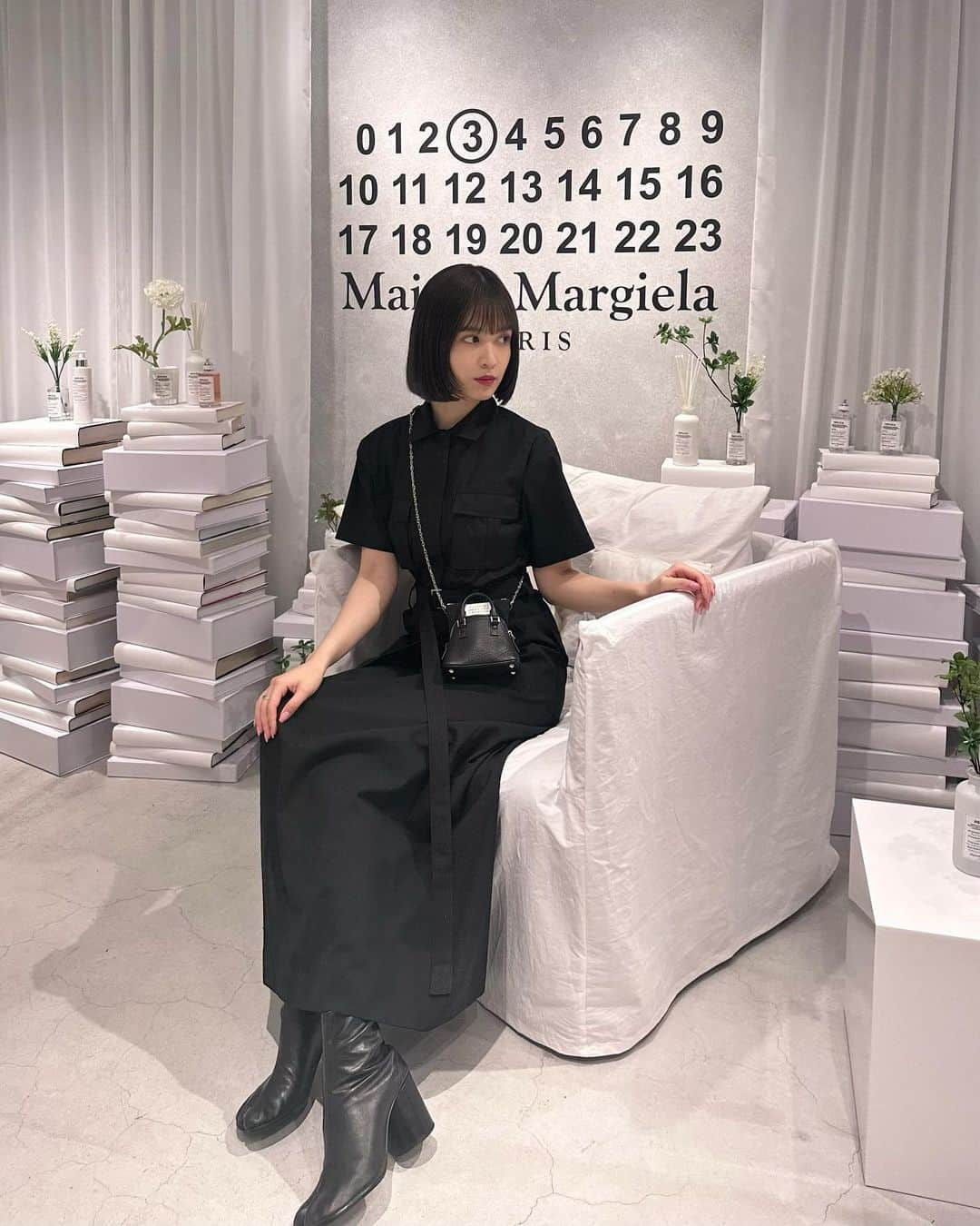 松本愛（まあぴぴ）さんのインスタグラム写真 - (松本愛（まあぴぴ）Instagram)「@maisonmargielafragrances  Maison Margiela REPLICA fragrances Home Scenting Collection  ボディークリームと香水の香りを揃えて使うと感じ方が変わりますよ、と教えて頂いたのでさっそく試してみたら長年愛用している大好きなLazy Sunday Morningの香りがまろやかに感じられて新しい発見でした💡  そしてバス＆ボディコレクションから「セーリング デイ」の香りが6月22日に新登場。アクアティックですっきりとした素敵な香りでした🩵  Bag @maisonmargiela  Shoes @maisonmargiela   #maisonmargielafragrances  #maisonmargiela」6月19日 9時45分 - aimatsumoto_45