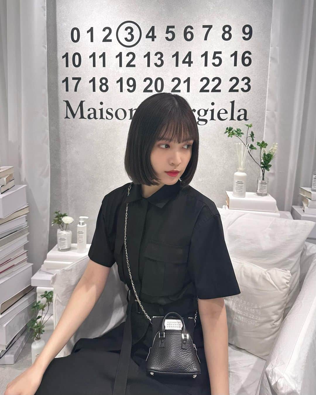 松本愛（まあぴぴ）のインスタグラム：「@maisonmargielafragrances  Maison Margiela REPLICA fragrances Home Scenting Collection  ボディークリームと香水の香りを揃えて使うと感じ方が変わりますよ、と教えて頂いたのでさっそく試してみたら長年愛用している大好きなLazy Sunday Morningの香りがまろやかに感じられて新しい発見でした💡  そしてバス＆ボディコレクションから「セーリング デイ」の香りが6月22日に新登場。アクアティックですっきりとした素敵な香りでした🩵  Bag @maisonmargiela  Shoes @maisonmargiela   #maisonmargielafragrances  #maisonmargiela」