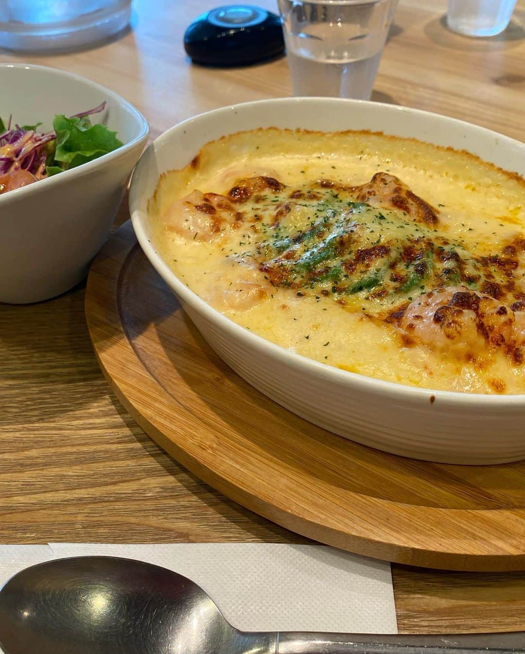 岡田祐佳のインスタグラム：「奈良の郡山のお店。  名前は…  うーん🤔  うーーーん🤔  分からないw  色んなメニューがあり お客さんも多くて スタッフさんも凄く優しく 気持ちのいい接客でまた行きたい( 💓∀💓) て、思ったのに…  あ！  花一番 てとこだ！！  メニュー迷った。 かなり迷った。 あたしの食べたいヤツ 大好きな幼なじみの近さんがチョイス✨  あたしは、アボカドとエビのドリア🦐🥑  美味しかった🤤  写真二枚目は近さんのお家で こんさんが作ってくれたワッフル🧇  美味しかった😋 愛情満タンやしね👍   #奈良  #奈良グルメ  #郡山  #花一番  #ランチ #お家カフェ  #幼なじみ #大好きな人  #美味しい #業務スーパー  #ワッフル  #ひと手間加える  #近さん  #ありがとう  #楽しい時間  #パワースポット  #時差投稿 #ちょい前」