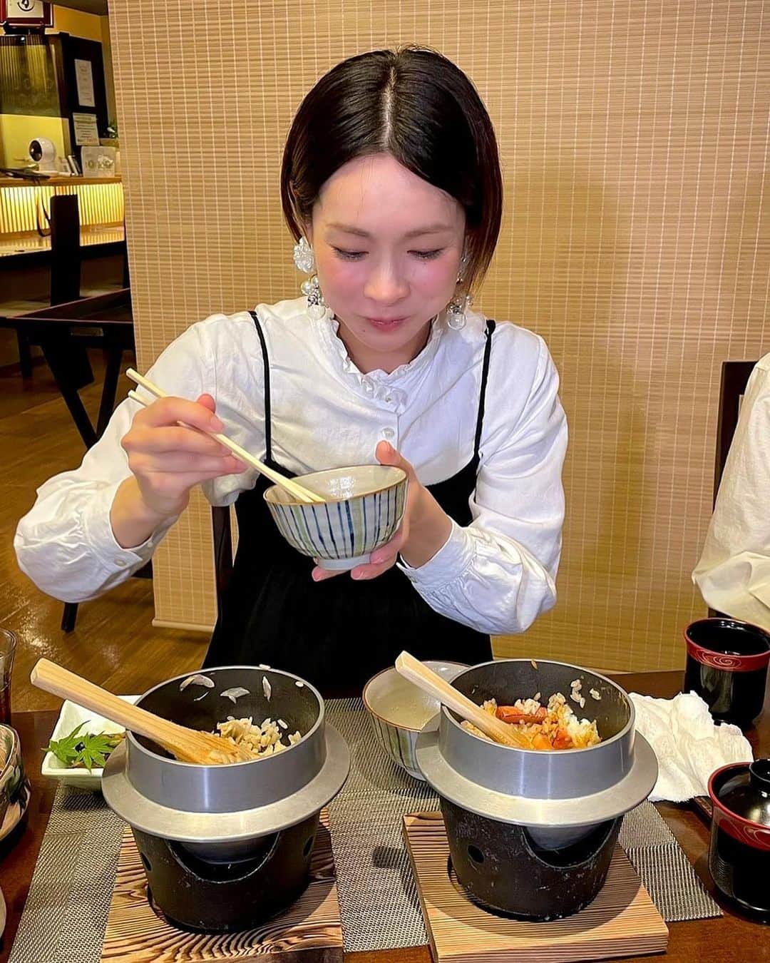 酒井瞳さんのインスタグラム写真 - (酒井瞳Instagram)「私の地元 #延岡 と #門川 の美味しいものご紹介！  @uojinkaku.tokowaka さんの釜飯  どのお料理も丁寧に作られた逸品で、優しく美味しく炊き上げられた釜飯は本当にお箸が止まらない！  明日の #よかばん でたっぷりご紹介するのでお楽しみに😊‼️  お次は #北方町  @ohisama202067 さん私の大好きなお菓子屋さんで  １つ１つ愛情たっぷり込められたスイーツに心も体も満たされます❤️  お店もすっごいアットホームで時間を忘れる空間です✨  #マフィン も #クッキー も #ケーキ も全部美味しい🥹‼️  そして #おひさま商店 さんに教えていただいた #佐藤農園 さんの #トマト これは自動販売機で買えるらしく  初めて食べたけどめちゃくちゃ美味しい！！！  弾ける様な果実とフレッシュな水分！  今シーズンはもう終わりそうとの事だったけど絶対また来年も食べたい！！！  自動販売機でこんな美味しいトマトが買えるって事に驚き！  地元の美味しいグルメに大満足❤️  さぁー！今週は沢山動こう☀️✨  #宮崎 #宮崎グルメ #県北 #延岡グルメ #🍅 #🍪 #🍰 #スイーツ #美味しい #食べるの大好き」6月19日 10時03分 - s.sakaihitomi