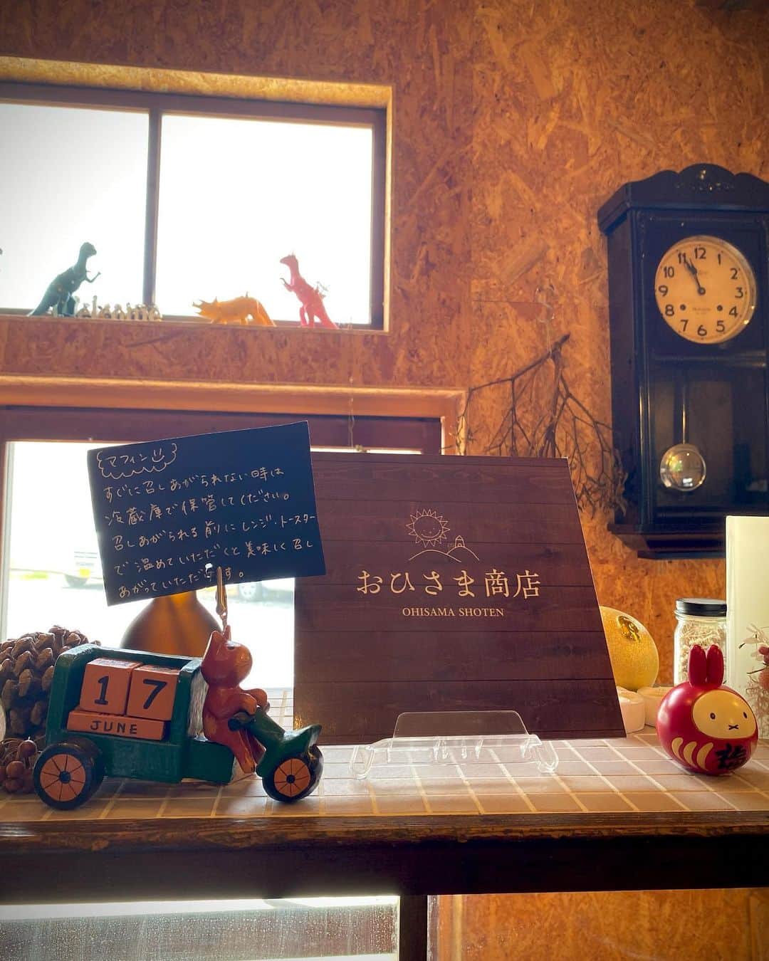 酒井瞳さんのインスタグラム写真 - (酒井瞳Instagram)「私の地元 #延岡 と #門川 の美味しいものご紹介！  @uojinkaku.tokowaka さんの釜飯  どのお料理も丁寧に作られた逸品で、優しく美味しく炊き上げられた釜飯は本当にお箸が止まらない！  明日の #よかばん でたっぷりご紹介するのでお楽しみに😊‼️  お次は #北方町  @ohisama202067 さん私の大好きなお菓子屋さんで  １つ１つ愛情たっぷり込められたスイーツに心も体も満たされます❤️  お店もすっごいアットホームで時間を忘れる空間です✨  #マフィン も #クッキー も #ケーキ も全部美味しい🥹‼️  そして #おひさま商店 さんに教えていただいた #佐藤農園 さんの #トマト これは自動販売機で買えるらしく  初めて食べたけどめちゃくちゃ美味しい！！！  弾ける様な果実とフレッシュな水分！  今シーズンはもう終わりそうとの事だったけど絶対また来年も食べたい！！！  自動販売機でこんな美味しいトマトが買えるって事に驚き！  地元の美味しいグルメに大満足❤️  さぁー！今週は沢山動こう☀️✨  #宮崎 #宮崎グルメ #県北 #延岡グルメ #🍅 #🍪 #🍰 #スイーツ #美味しい #食べるの大好き」6月19日 10時03分 - s.sakaihitomi