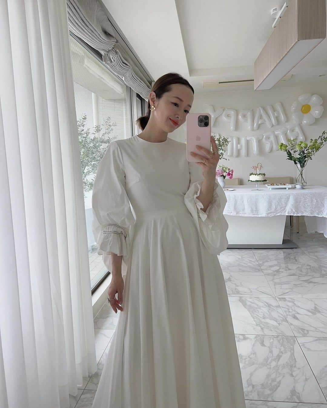 翁安芸のインスタグラム：「SUNDAY🤍🌼🌿  みんなのスケジュールに合わせて早めですが、自宅で次女のお誕生日のお祝い🤍  私のドレスは #roksanda   娘たちはお揃いの英国ブランド🇬🇧 #amaia #アマイアキッズ のドレス🫶🏻  #happybirthday #誕生日会」