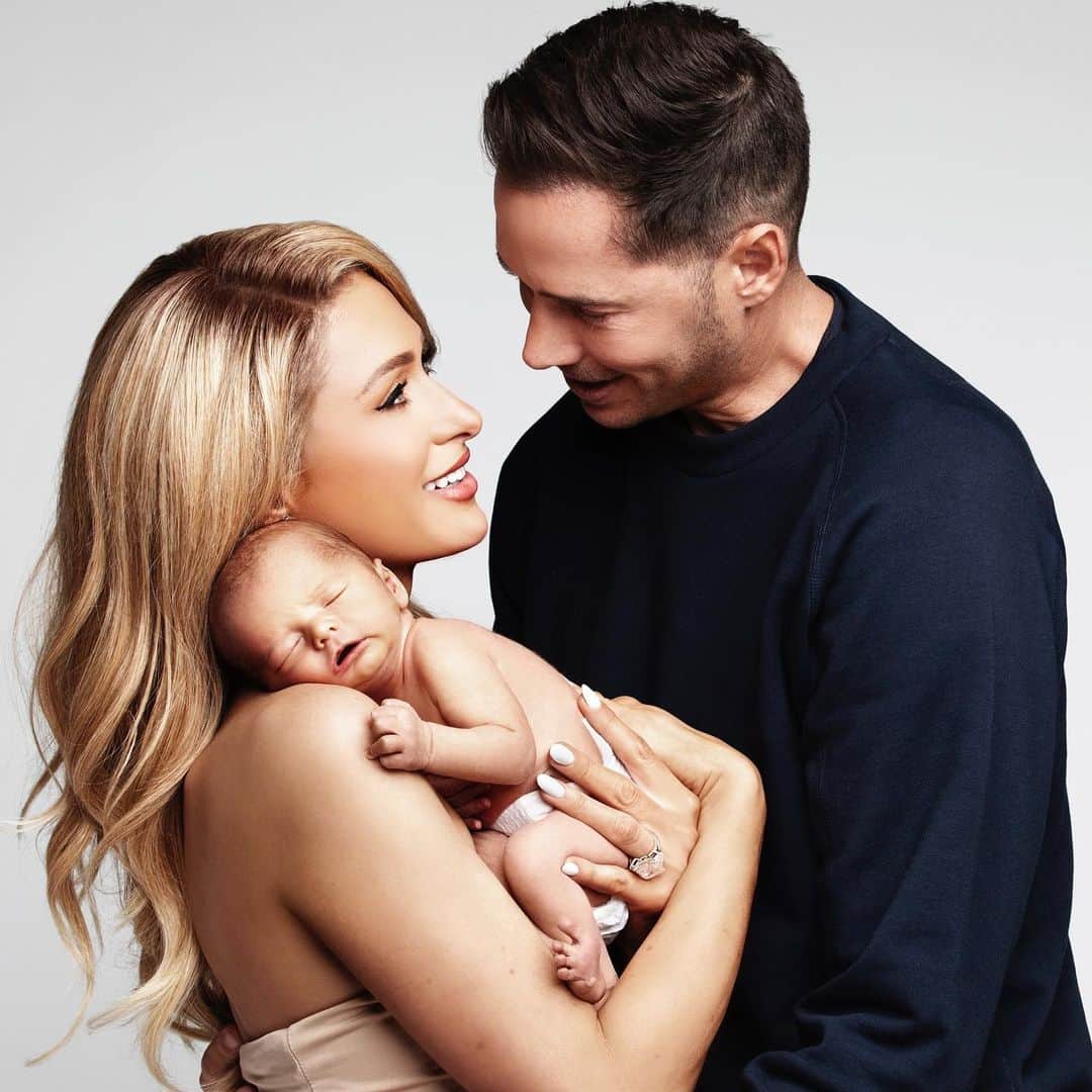 のインスタグラム：「Happy Father's Day to not one, but two incredible dads in my life! 💗 To my own father, thank you for teaching me the importance of hard work and love. And to my husband Carter, watching you become an incredible dad to our baby boy Phoenix has been the greatest gift to me. I love you both so much. 💕  Here's to all the love, laughs, and memories ahead! 💕👨‍👧‍👦」