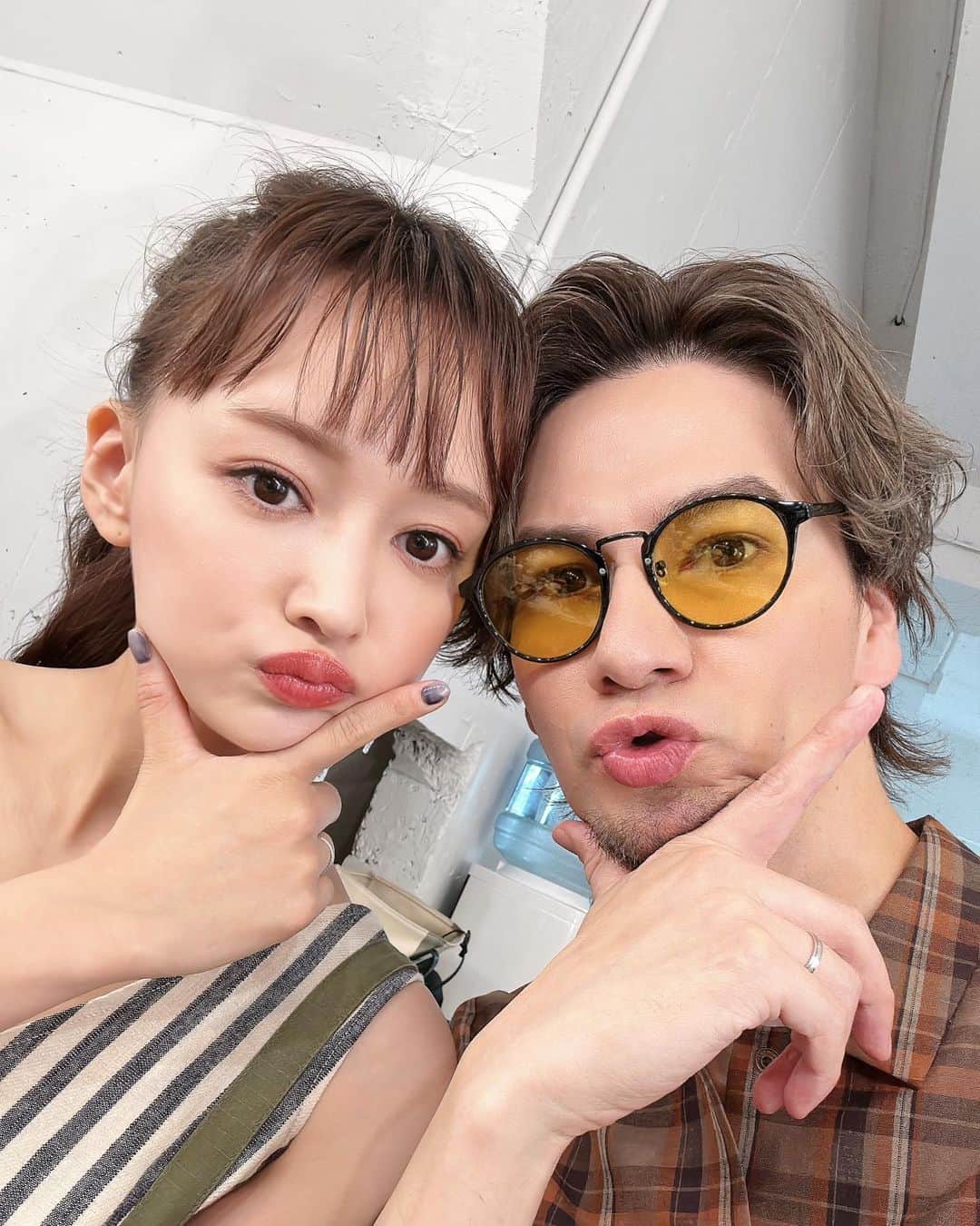 のインスタグラム：「麻衣ちゃんと撮影〜！！ 楽屋はもちろん撮影中もずーっと話して笑ってるからよくスタッフさんに驚かれます😎笑 ２枚目の俺の顔の怪しさには触れなくていいからね？ よろしく。  これは先週の撮影だけど、なんとなんと今日もこれから麻衣ちゃんと仕事！！笑 楽しんでくるよ！みんなも素敵な１日にしてね😁  #夫婦 #育児 #育親 #子育て #最高の妻 #世界一の妻 #いつも尊敬と感謝 #ありがとう」