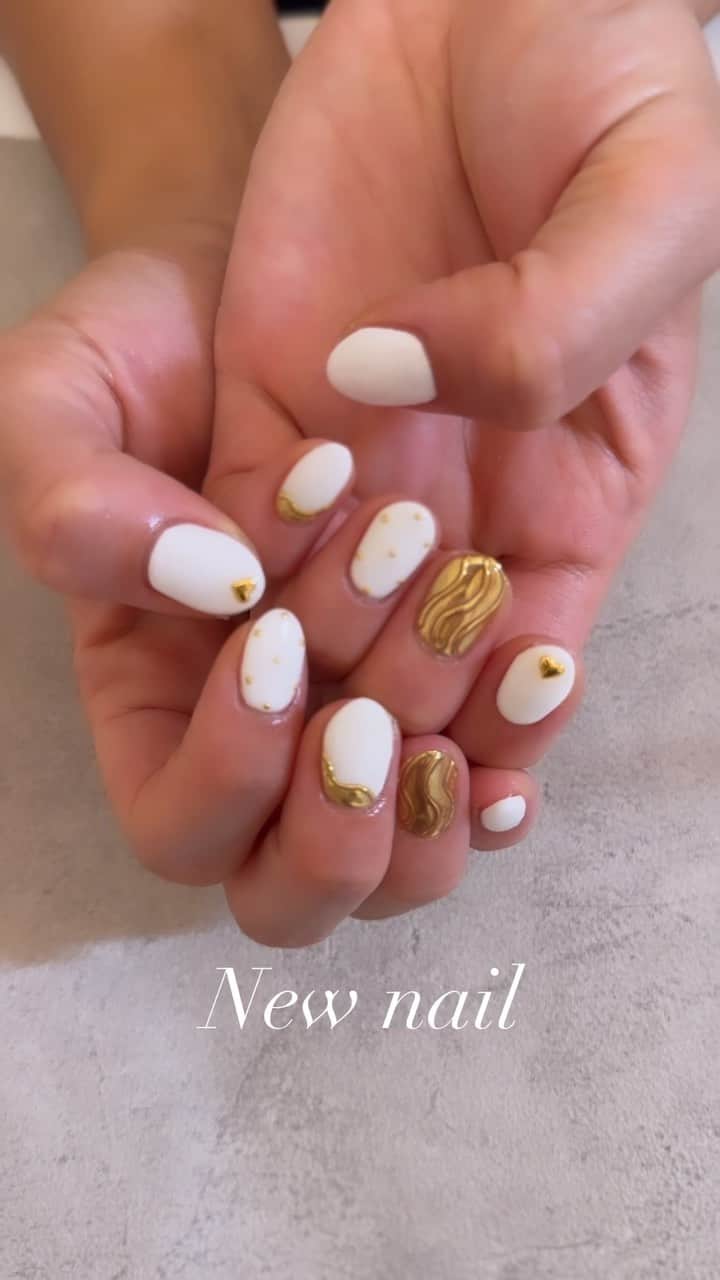のインスタグラム：「newnail @nailroom1029 💅 久々に姉にネイルをしてもらいました🫶🏾  thank you💕💕  #ネイル#nail #ゴールドネイル#白ネイル #ミラーネイル #鶴ヶ峰ネイル」