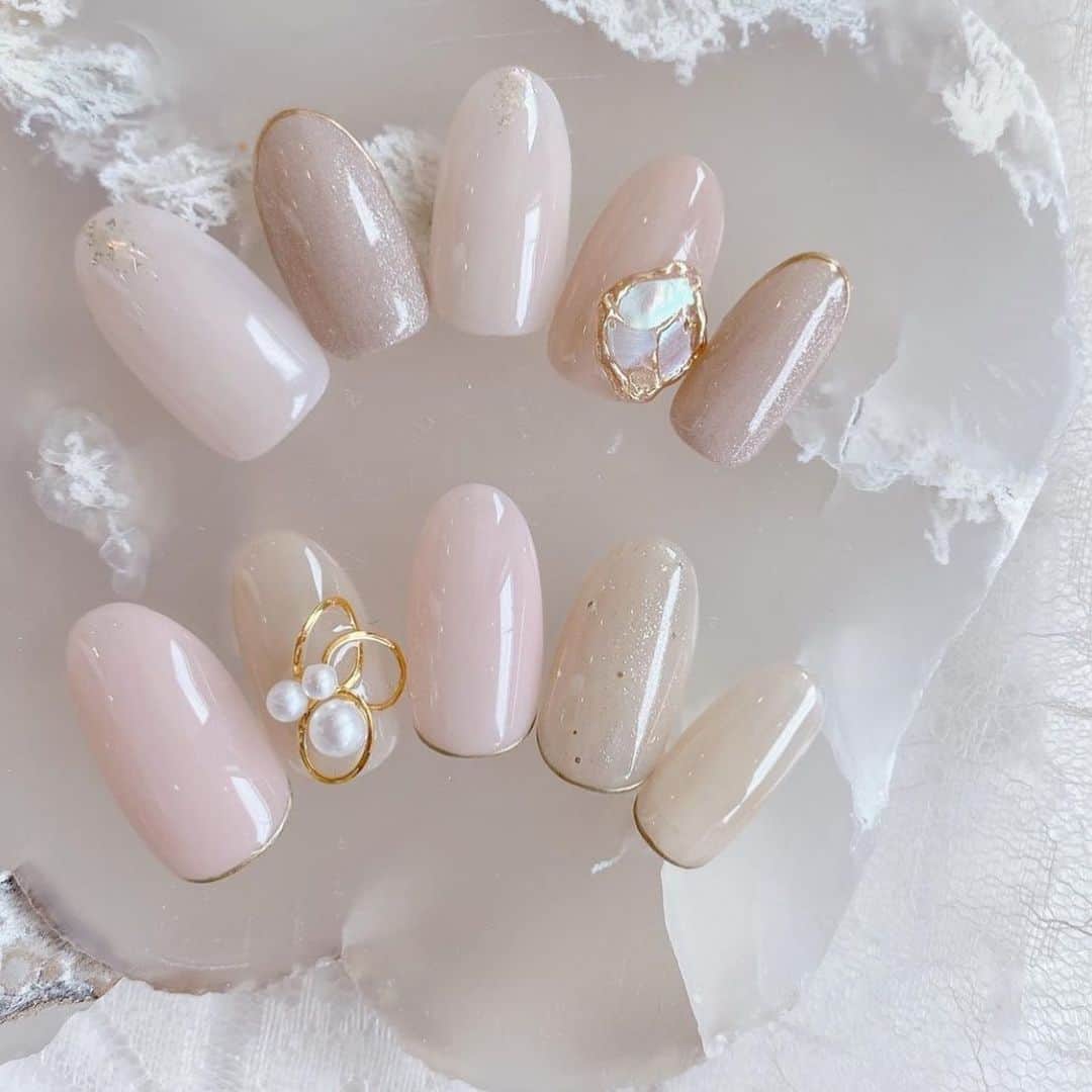 のインスタグラム：「𝕊𝕙𝕖𝕝𝕝 × ℙ𝕖𝕒𝕣𝕝 𓇼𓈒𓐍𓈒𓂂𓏸 nails by  @nanacon_nail   #シェルネイル #ベージュネイル #パールネイル #シンプルネイル #ミラーネイル #スキニーフレンチ #夏ネイル #shellnails  #beigenails  #pearlnails  #simplenails  #mirrornails  #skinnyfrench  #summernails   #erikonail #nails #naildesign #nailstagram #nailart #エリコネイル #ネイル #ネイルデザイン  #erikonail #表参道ネイルサロン #erikonail桑原菜々子」