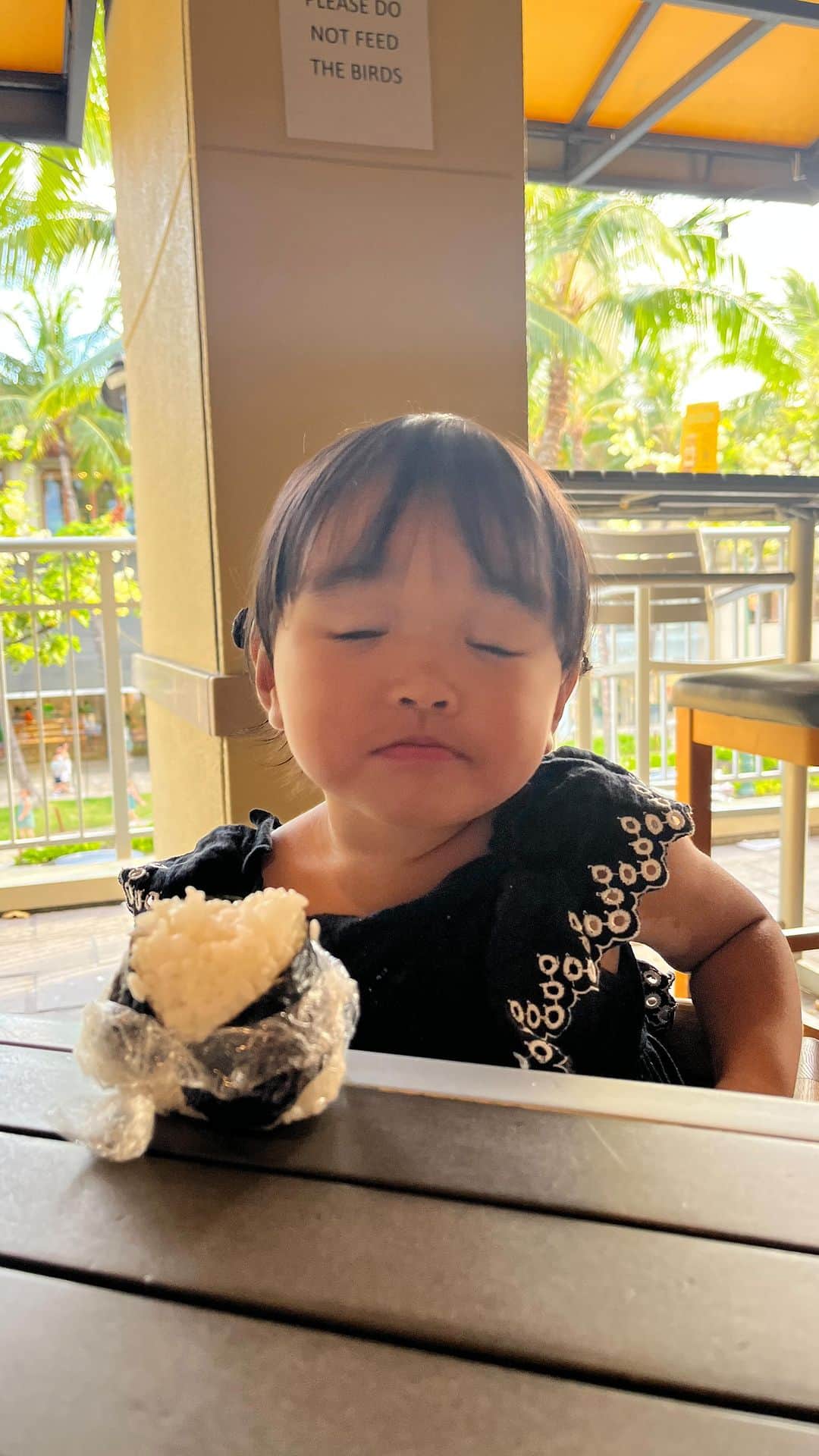 のインスタグラム：「もぐもぐすずちゃん👧🏽in Hawaii🌺🫰⛱️🍙  #1歳女の子#1歳7ヶ月#ママライフ#女の子ママ#子育て#育児記録#ハワイ旅行#子連れハワイ#幼児食#離乳食完了期#海外子育て#海外で子育て#19months」