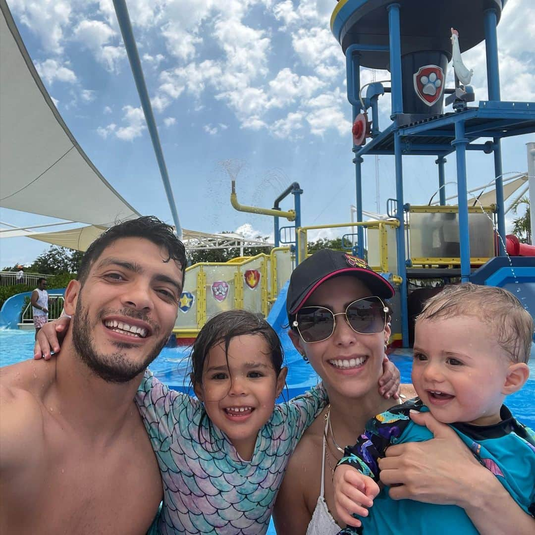 ラウール・ヒメネスのインスタグラム：「Aveces las cosas más pequeñas, son las más grandes y las que se apoderan de nuestro corazón! Gracias por hacer mis días más felices. Los amoooo 🤗👨‍👩‍👧‍👦 #felizdiadelpadre」