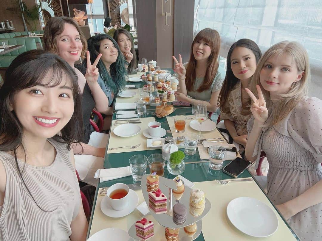 関根ささらさんのインスタグラム写真 - (関根ささらInstagram)「Audrey's birthday celebration afternoon tea🍰☕️ . . . . #4seasons 東京丸の内でみんなで #アフタヌーンティー をしました🧁🍸  国際色強めで楽しかった〜〜♡ そしてずっと英語だったので留学前のいいトレーニングになりました🫶🌈  日本帰ったらもっと英語で話せるようになってますように🥹🥹⭐️ . . . . #4seasonsjp #フォーシーズンズホテル東京大手町 #フォーシーズンズ #afternoontea #tokyo #tokyocafe #fourseasons #fourseasonshotel」6月19日 10時13分 - sasarasekine