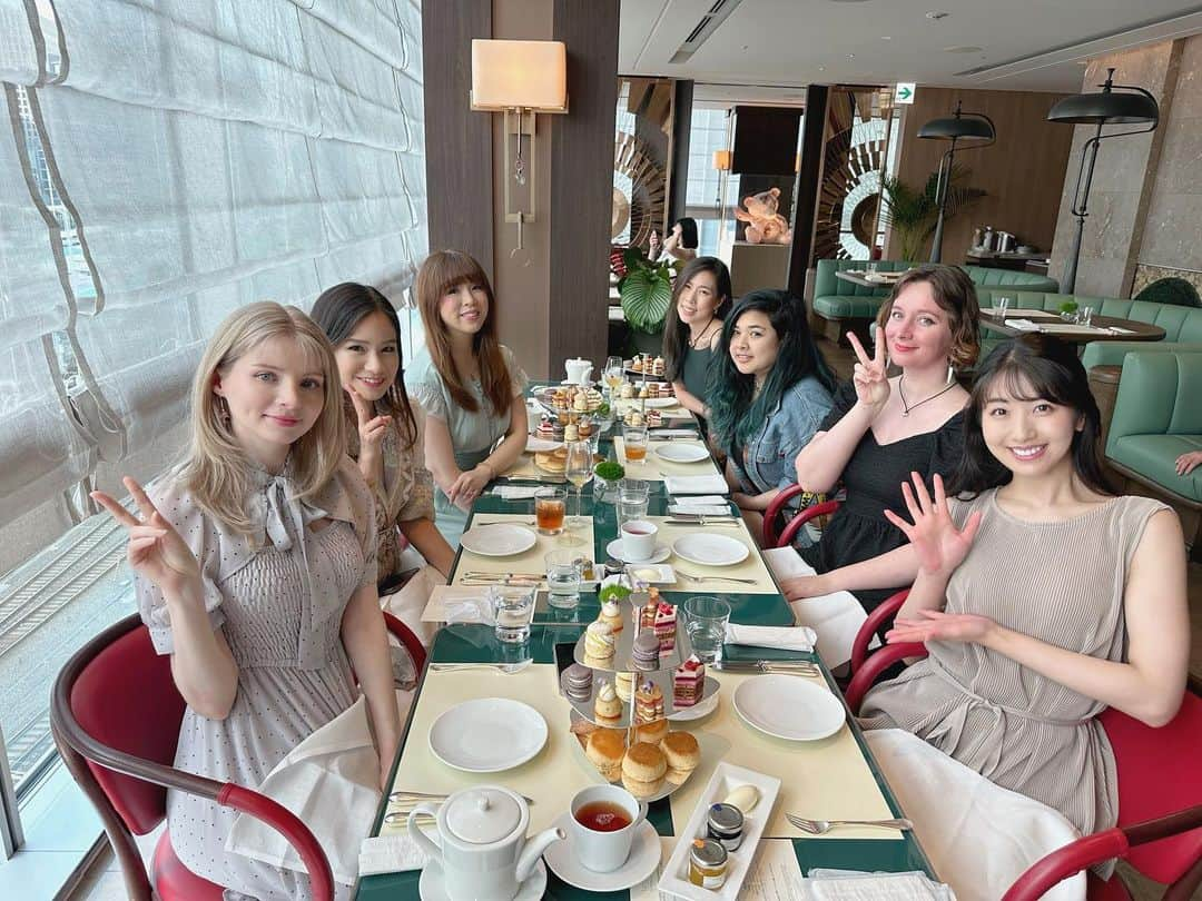 関根ささらさんのインスタグラム写真 - (関根ささらInstagram)「Audrey's birthday celebration afternoon tea🍰☕️ . . . . #4seasons 東京丸の内でみんなで #アフタヌーンティー をしました🧁🍸  国際色強めで楽しかった〜〜♡ そしてずっと英語だったので留学前のいいトレーニングになりました🫶🌈  日本帰ったらもっと英語で話せるようになってますように🥹🥹⭐️ . . . . #4seasonsjp #フォーシーズンズホテル東京大手町 #フォーシーズンズ #afternoontea #tokyo #tokyocafe #fourseasons #fourseasonshotel」6月19日 10時13分 - sasarasekine