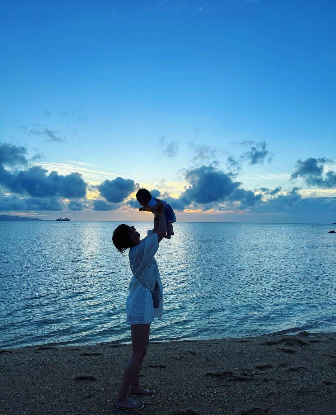 多嶋沙弥のインスタグラム：「. YAEYAMA TRIP vol.1🏝️ . 1.次男、初めての八重山諸島✈️ . 2.毎年滞在するホテルのバー プール沿いでカクテルが楽しめるので、大人も子供も安心して羽を伸ばせるとてもいい塩梅なんです🏊‍♂️🍹 . 3.こちらも毎年馴染みのお歯黒炒飯🦑 . 4.川平湾では、↓ . 5.これまた恒例のグラスボート🚢 子供…と思いきや私が🐢好きなので癒されます 長男はなかなか魚に詳しい🐟 . 6.なかなか一緒に食べてくれる人がいないけど、大好物のてびち(豚足)が乗った手打ち沖縄そば👌 . 7.バーを横目に次男の安全確保と運搬で終わるお昼のビーチ&プールタイム⛱️(まだ授乳があるのでお酒は夕方から少しだけ) . 8.旅のお供🌺 @nowldbeauty のセラムには安心感があります💋 . 9.島が似合う漢、実は繊細でサンダルに砂が入るとしょぼくれます . 10.オーツミルクラテを探してたどり着き、滞在中2回訪れたカフェ☕️ @nutstown_coffee_roasters  と、おろしてたてのお気に入り👗  . #birthdaytrip」