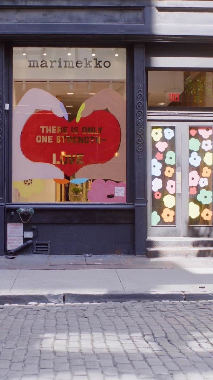 マリメッコのインスタグラム：「Happy Pride, New York!  We’re celebrating Pride Month with store window artworks inspired by our founder Armi Ratia’s quote: “There is only one strength—love.” Say hi to @shaneebenjamin, an art director and illustrator from Brooklyn who is passionate about creating community and connection through art.  Shanée’s exceptional piece of art for Marimekko awaits you at Marimekko New York, located on 97 Wooster Street in the beating heart of SoHo. Drop Shanée a line in the comments below to share your love!  This year, Marimekko’s Pride festivities will take you to Helsinki, New York, and Bangkok as we collaborate with three amazing LGBTQIA+ visual artists on rainbow-colored art installations for our store windows. Learn more—link in bio.   Video: Matt Vega  #marimekko #pride #newyork #marimekkony #pridemonth」