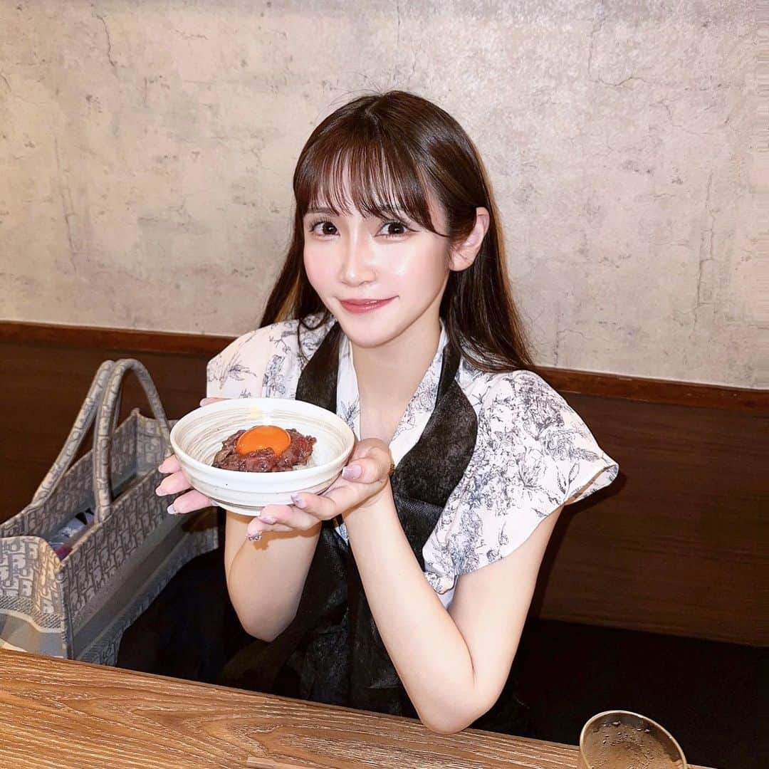 五十嵐茉優のインスタグラム：「この間中目黒にある 炭火焼きホルモン うしごろ🐮に行ってきました♡  出てくるお肉全部美味しくて 幸せすぎる時間だった🤤✨  ちなみに私的に1番美味しかったのは ウルテ刺し🫣 2枚目の画像の真ん中のやつです！ たっぷりのネギぽん酢と食べるんだけど 美味しすぎてぺろっと食べちゃった💭💭  #炭火焼肉ホルモンうしごろ中目黒店 #PR #中目黒グルメ #中目黒ディナー #ホルモン #炭火焼きホルモン #うしごろ」