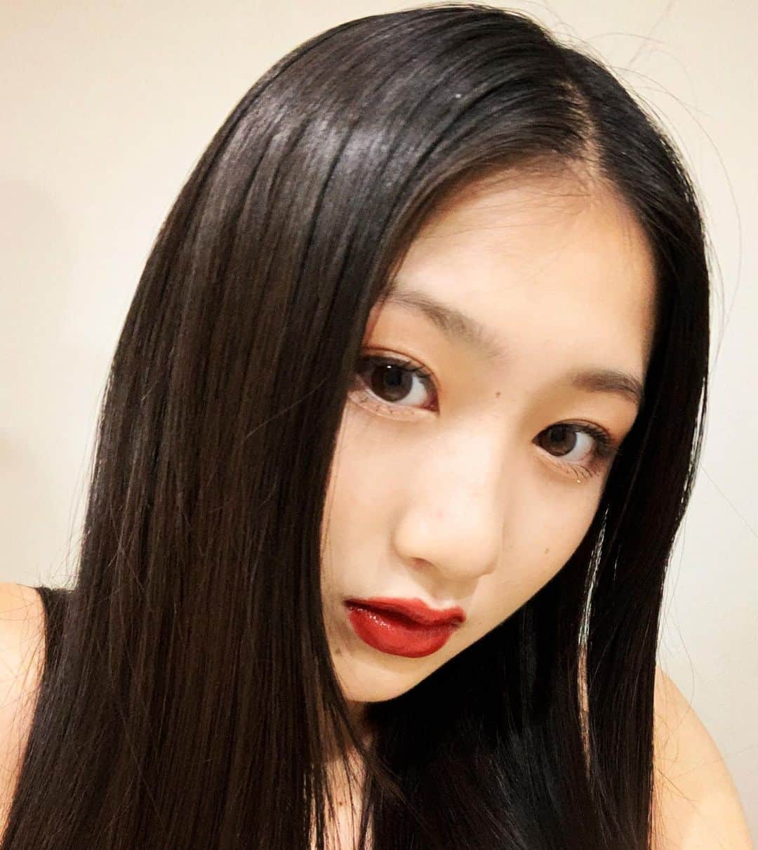 塩月希依音のインスタグラム：「🖤✨  #メイク#make #makeup #コスメ#赤リップ#jk#ljk #05#05년생 #05line」