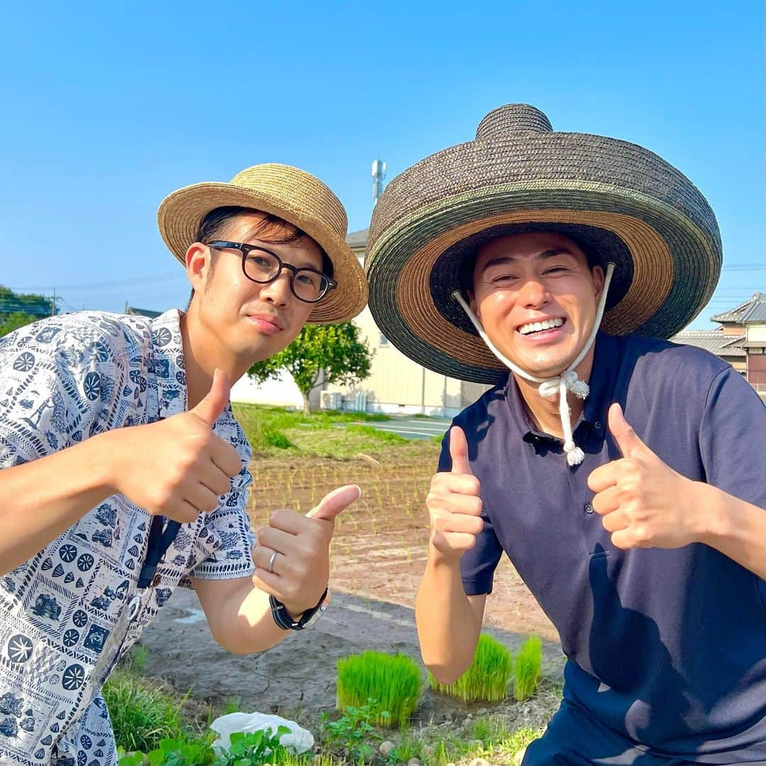 木村拓也さんのインスタグラム写真 - (木村拓也Instagram)「. 【7年ぶりの再会】 本日中継した田中帽子店は7年ぶり。  2016年8月5日に生中継させていただきました。みんなのニュース「木村拓也の上を向いて歩こう」の夏キャラバンでお世話になりました。  今回はイット！アクティブ中継で麦わら帽子製造の裏をご紹介しました。  左に写っていらっしゃる6代目田中さんは同い年。変わらず素敵な方でした。同じポーズでパシャリ。  何年も毎日全国飛び回っていると、ありがたいことに現場で「昔ooに会ったことある！」「昔写真を撮ってもらった！」など、お声がけいただくこともしばしば。  月日の長さを感じるとともに、現場に足を運び続ける喜びを再認識した日になりました。  #2016年8月5日 #2023年6月19日 #田中帽子店 #麦わら帽子 #7年間でだいぶ表情が変わったような」6月19日 21時09分 - takuya.kimura0801