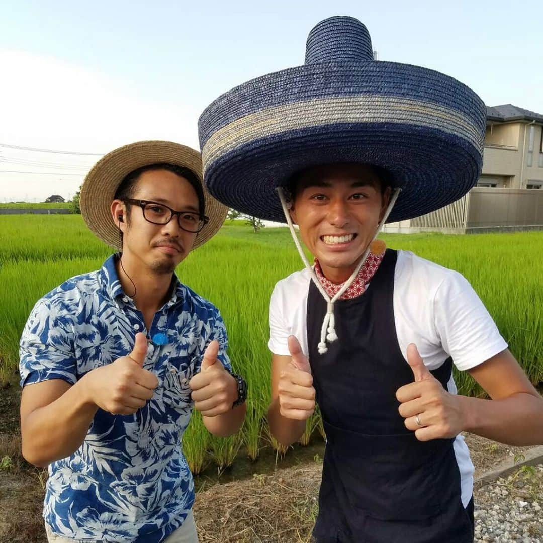 木村拓也さんのインスタグラム写真 - (木村拓也Instagram)「. 【7年ぶりの再会】 本日中継した田中帽子店は7年ぶり。  2016年8月5日に生中継させていただきました。みんなのニュース「木村拓也の上を向いて歩こう」の夏キャラバンでお世話になりました。  今回はイット！アクティブ中継で麦わら帽子製造の裏をご紹介しました。  左に写っていらっしゃる6代目田中さんは同い年。変わらず素敵な方でした。同じポーズでパシャリ。  何年も毎日全国飛び回っていると、ありがたいことに現場で「昔ooに会ったことある！」「昔写真を撮ってもらった！」など、お声がけいただくこともしばしば。  月日の長さを感じるとともに、現場に足を運び続ける喜びを再認識した日になりました。  #2016年8月5日 #2023年6月19日 #田中帽子店 #麦わら帽子 #7年間でだいぶ表情が変わったような」6月19日 21時09分 - takuya.kimura0801