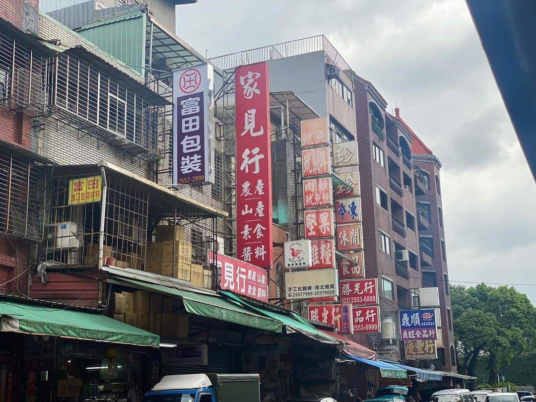 のインスタグラム：「台湾の景色でお楽しみください。  何気ない景色も絵になる街です。  他の国の人から見たら 日本語の段ボールもカッコ良く見えるんだろうか？  ベトナムかと思うくらい バイクが多かったです🏍️  #台湾#台湾観光 #台湾旅行#台北 #台北旅行 #海外旅行#海外旅行記 #🇹🇼#taiwan #instagood #instalike #instalife #instapic #instadaily #フリーアナウンサー#ラジオパーソナリティー」