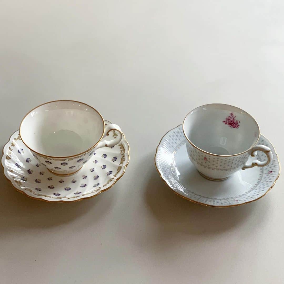 佐藤友子さんのインスタグラム写真 - (佐藤友子Instagram)「２客目のNoritakeのカップ&ソーサーを迎えました。  胸打たれるレベルでキュンときたデザインのカップだけを、ゆっくりじっくり集めていきたいなと思っています。  旅先のゲストハウスの食卓に出てきたことがきっかけで、以来、好みの領域の新たな広がりを教えてもらっているような気持ちで、我が家に迎えたいものをキュンとくるものを探し続けています。  あと探すうえでなにか縛りがあったほうが最初はいいなと思い、自分が生まれた1970年代につくられたものに絞って集めてみようかなと。  ２客目のカップ&ソーサーはピンク色の薔薇がモチーフで、カップを持ち上げるとソーサーの真ん中から薔薇の花が見えてくるところにグッときました。  注いだ飲み物を飲んでいくと、カップの内側からも薔薇の花が現れてくるところも好きです。  まだまだ自分の好みって決めつけられないなぁと。 今の家に越してきた5年前は白い食器棚に出来るだけ真っ白な食器ばかりを増やして潔い景色にしてみたいと思ってたんです。  それが今はこうした可憐なものにも次第に引き寄せられるように。  変化こそを楽しみたいと、あらためて思いました。  #食器棚 #noritake #ノリタケ #北欧暮らしの道具店」6月19日 21時12分 - tomokosato_hokuohkurashi