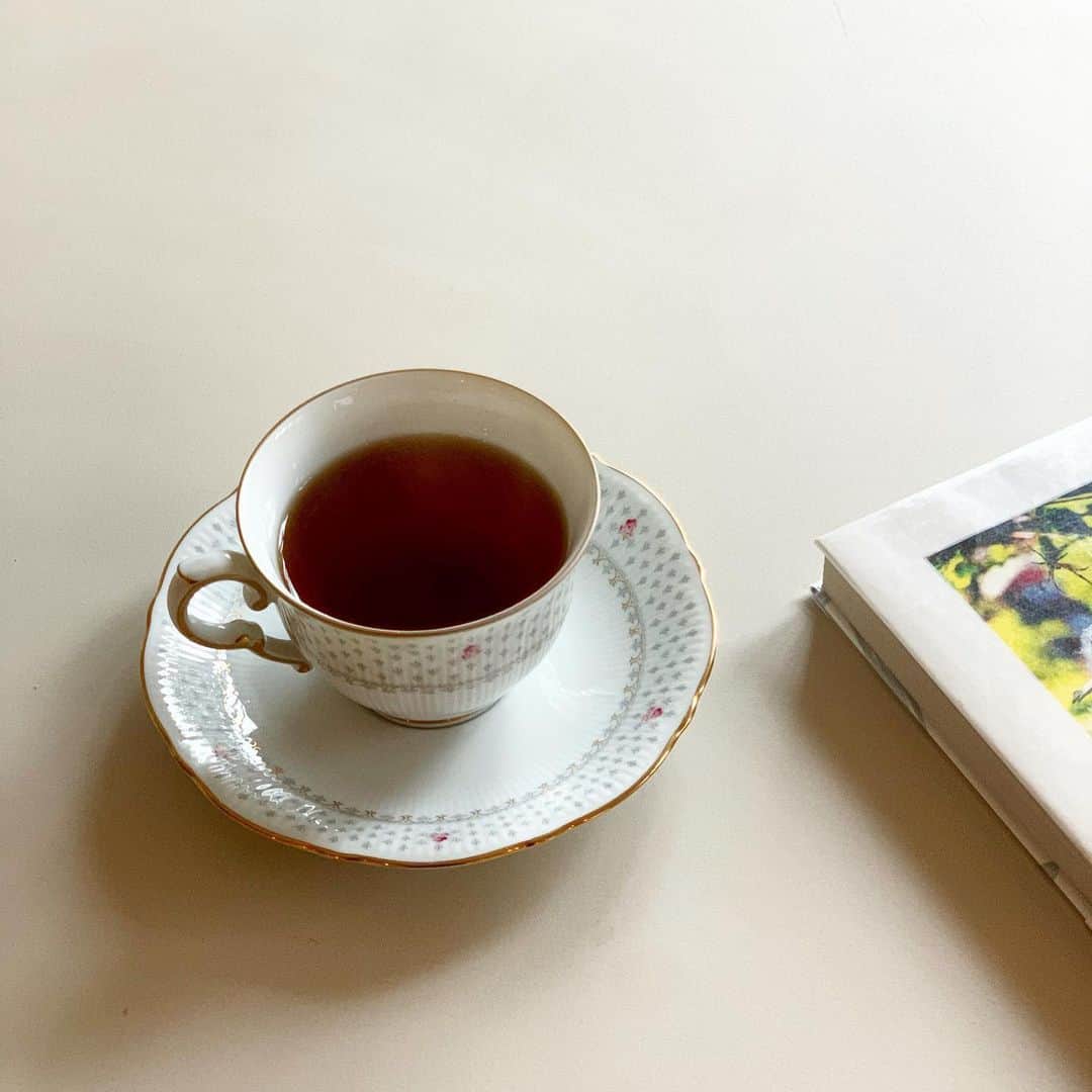 佐藤友子さんのインスタグラム写真 - (佐藤友子Instagram)「２客目のNoritakeのカップ&ソーサーを迎えました。  胸打たれるレベルでキュンときたデザインのカップだけを、ゆっくりじっくり集めていきたいなと思っています。  旅先のゲストハウスの食卓に出てきたことがきっかけで、以来、好みの領域の新たな広がりを教えてもらっているような気持ちで、我が家に迎えたいものをキュンとくるものを探し続けています。  あと探すうえでなにか縛りがあったほうが最初はいいなと思い、自分が生まれた1970年代につくられたものに絞って集めてみようかなと。  ２客目のカップ&ソーサーはピンク色の薔薇がモチーフで、カップを持ち上げるとソーサーの真ん中から薔薇の花が見えてくるところにグッときました。  注いだ飲み物を飲んでいくと、カップの内側からも薔薇の花が現れてくるところも好きです。  まだまだ自分の好みって決めつけられないなぁと。 今の家に越してきた5年前は白い食器棚に出来るだけ真っ白な食器ばかりを増やして潔い景色にしてみたいと思ってたんです。  それが今はこうした可憐なものにも次第に引き寄せられるように。  変化こそを楽しみたいと、あらためて思いました。  #食器棚 #noritake #ノリタケ #北欧暮らしの道具店」6月19日 21時12分 - tomokosato_hokuohkurashi