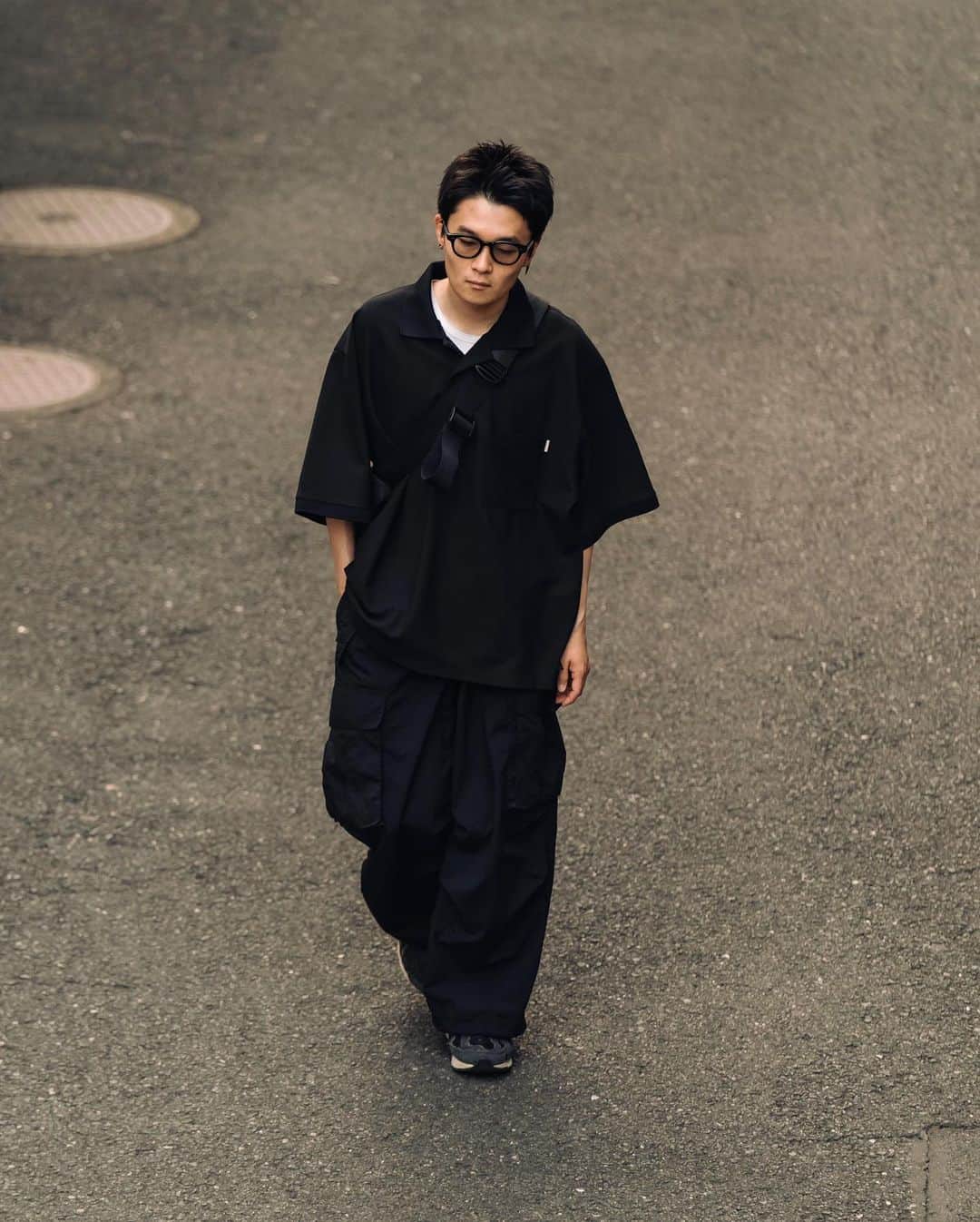 のインスタグラム：「ㅤㅤㅤㅤㅤㅤㅤㅤㅤㅤㅤㅤㅤ Summer outfit idea💡 暑苦しいですが、夏でもブラックを選びがち。 今年の夏は、ポロシャツをメインに🙌  shirt : @the_clesste 6.28販売開始 pants :  @the_clesste  shoes : @newbalancelifestyle  eyewear : @yuichi_toyama_official  bag : @the_clesste 6.24販売開始  #clesste #newbalance #outfit #穿配不重样 #每日穿搭 #日系穿搭 #我最爱的服装品牌」