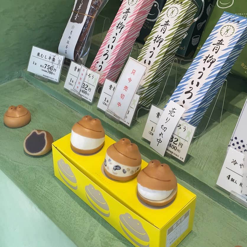 maki ogawaさんのインスタグラム写真 - (maki ogawaInstagram)「@aoyagisouhonke  さんのカエルまんじゅうが可愛くて大好きです。  浅草浅草寺のそばにお店があります。  カエルのマリトッツォの ケロトッツオが 父の日限定で 『ケロトッツァン』になる！とのことで 買いに行ってきましたが、 なかった🥲🥲  ので 自分で作りました。  カエルまんじゅうに おひげを描いただけですけれど😅  父の日だけでなく お誕生日にカップケーキの上に乗せるとか お父さんのイベント時に活躍しそうです。  大きさも程よいので　 カエルまんじゅうパフェとかも 良さそうです。  #父の日 #父の日スイーツ  #カエルまんじゅう #青柳総本家  #ケロトッツオ  #ケロトッツァン  #浅草土産  #浅草スイーツ  #浅草かわいいお土産  #カエルスイーツ  #カエル好き」6月19日 21時13分 - cuteobento
