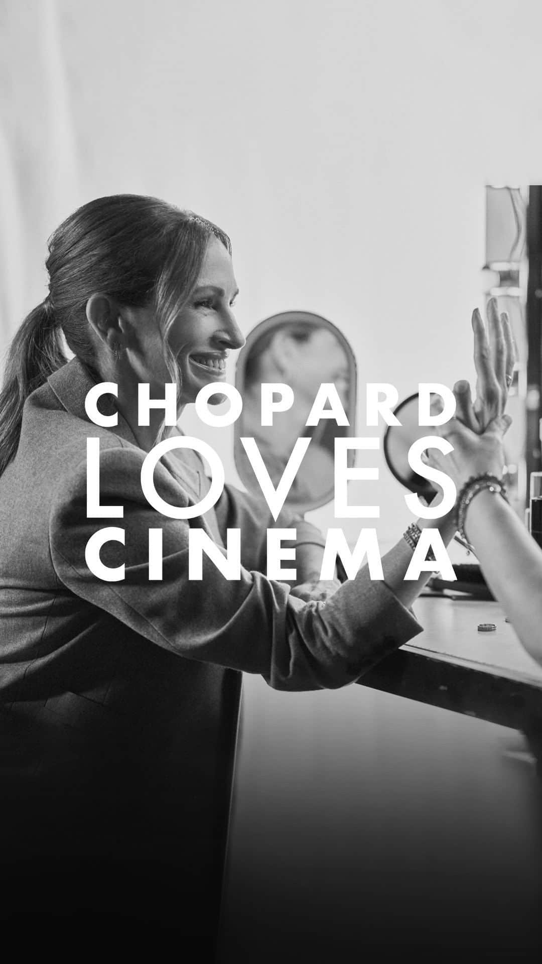 のインスタグラム：「Get ready, get set, get graphic! Discover the #IceCube collection crafted in 100% ethical white, rose, and yellow gold in the latest episode of #ChopardLovesCinema digital series starring Chopard Ambassador @juliaroberts. #Chopard #FeelGoodJewellery #JoieDeVivre #JuliaRoberts #ChopardEthicalGold #GoldToBeProudOf」