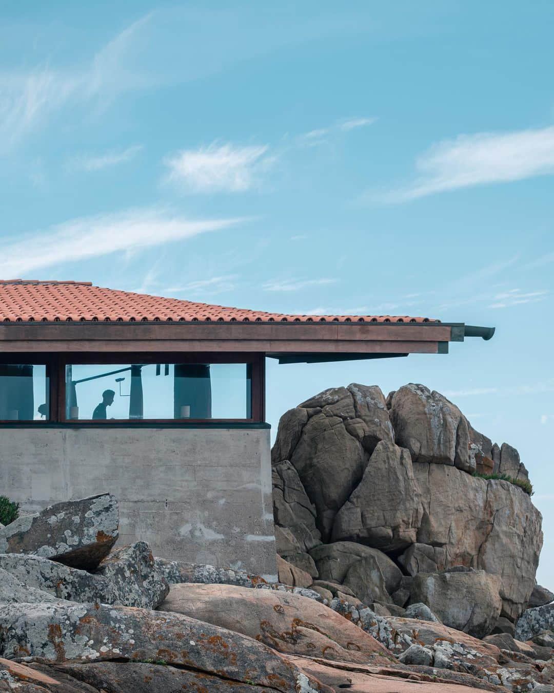 Nicanor Garcíaさんのインスタグラム写真 - (Nicanor GarcíaInstagram)「Between the sky and the ground : Entre el cielo y el suelo #nicanorgarcia @travelarchitectures @tours_casadarquitectura   Strategically located between the rocks and outlined by the horizon and the light, the Tea House in Boa Nova by Alvaro Siza has been a national monument since 2011 and an essential architectural landmark.  Thanks to @casadaarquitectura it is possible to visit it (many thanks for the recent tour!). You can check their website to book a visit too.  #itinerariosiza #casadaarquitectura #centroportuguesdearquitectura @loja_casadaarquitectura #lojadacasa #arquiteturaportuguesa #matosinhos #porto #alvarosiza」6月19日 19時48分 - nicanorgarcia