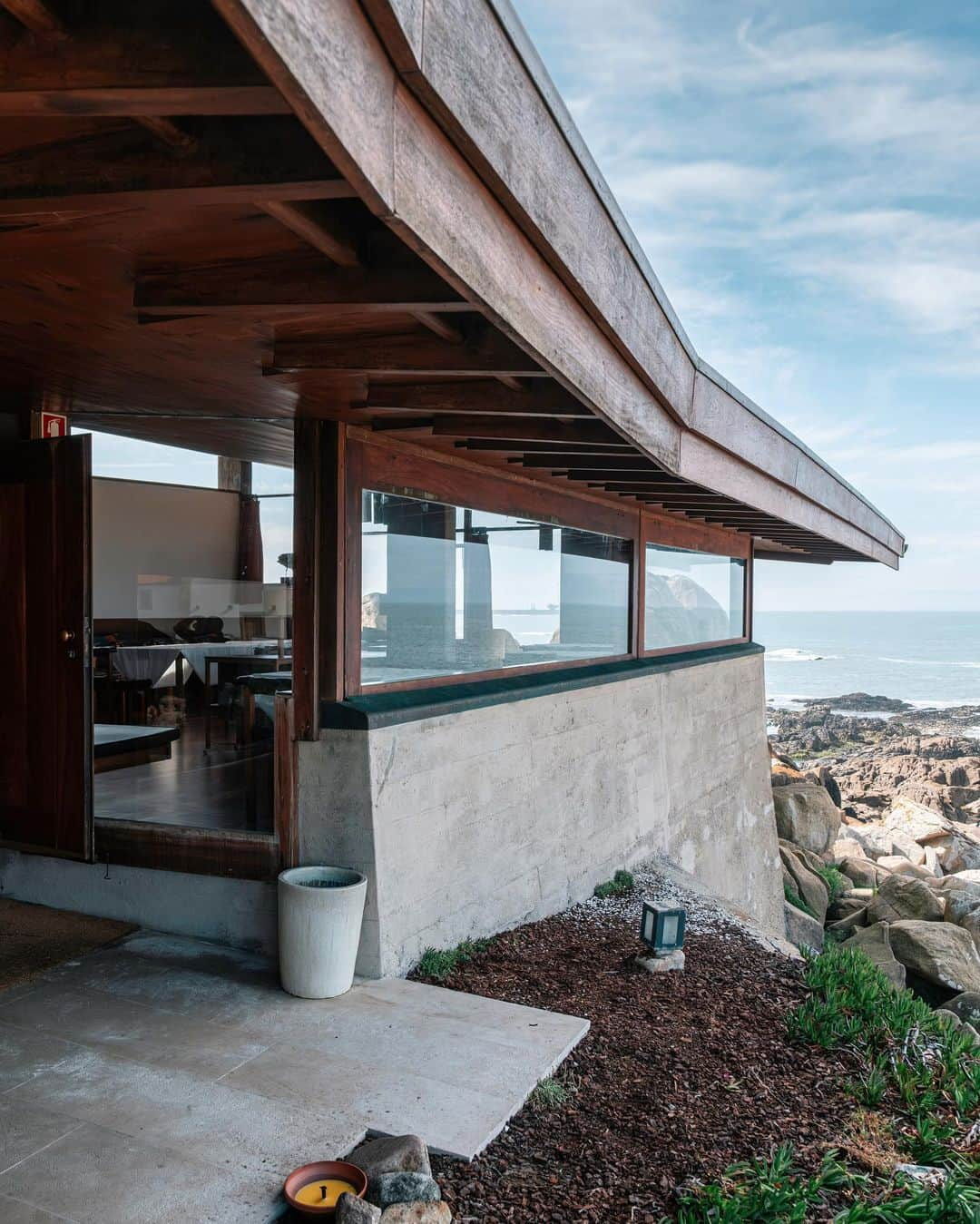 Nicanor Garcíaさんのインスタグラム写真 - (Nicanor GarcíaInstagram)「Between the sky and the ground : Entre el cielo y el suelo #nicanorgarcia @travelarchitectures @tours_casadarquitectura   Strategically located between the rocks and outlined by the horizon and the light, the Tea House in Boa Nova by Alvaro Siza has been a national monument since 2011 and an essential architectural landmark.  Thanks to @casadaarquitectura it is possible to visit it (many thanks for the recent tour!). You can check their website to book a visit too.  #itinerariosiza #casadaarquitectura #centroportuguesdearquitectura @loja_casadaarquitectura #lojadacasa #arquiteturaportuguesa #matosinhos #porto #alvarosiza」6月19日 19時48分 - nicanorgarcia