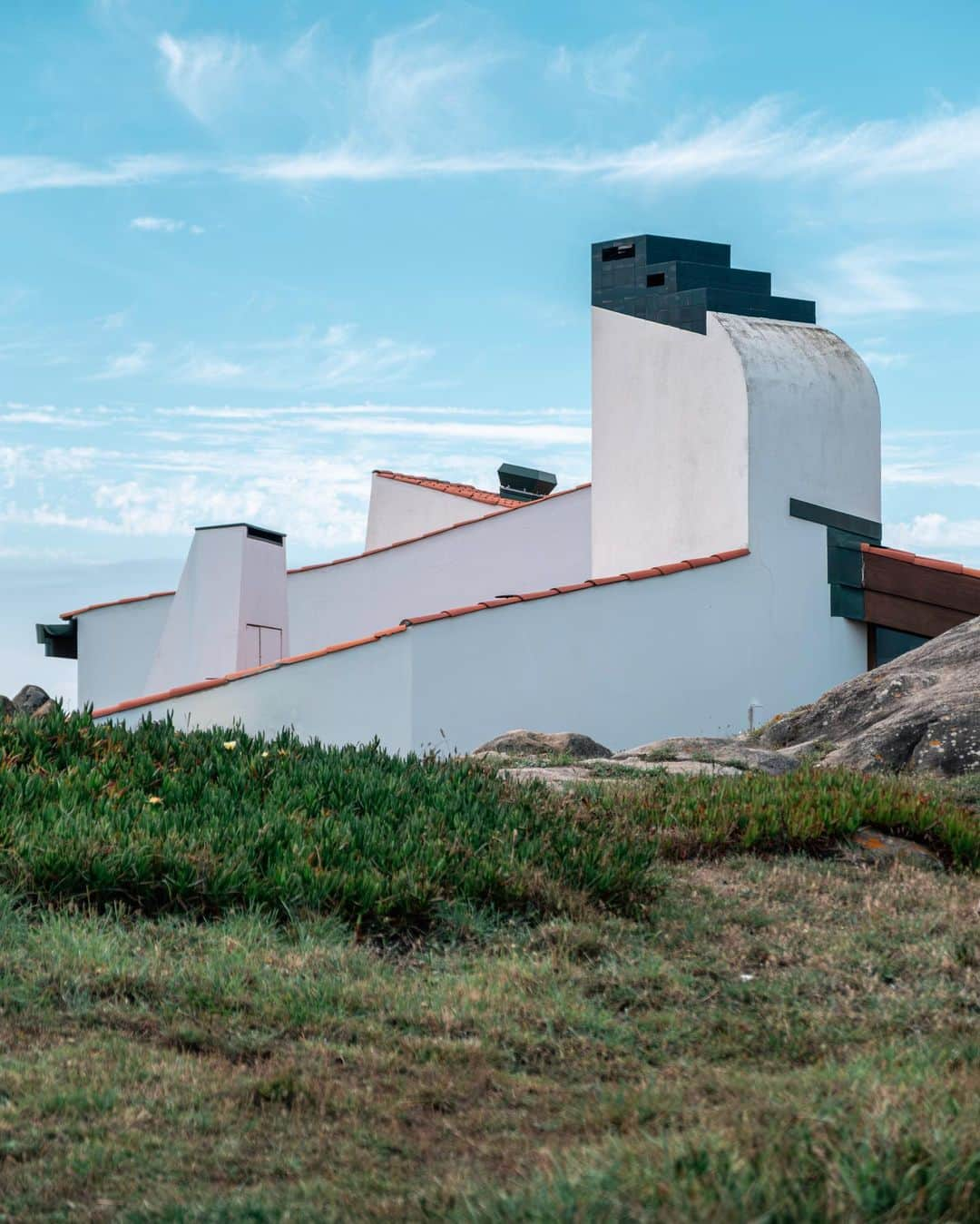 Nicanor Garcíaさんのインスタグラム写真 - (Nicanor GarcíaInstagram)「Between the sky and the ground : Entre el cielo y el suelo #nicanorgarcia @travelarchitectures @tours_casadarquitectura   Strategically located between the rocks and outlined by the horizon and the light, the Tea House in Boa Nova by Alvaro Siza has been a national monument since 2011 and an essential architectural landmark.  Thanks to @casadaarquitectura it is possible to visit it (many thanks for the recent tour!). You can check their website to book a visit too.  #itinerariosiza #casadaarquitectura #centroportuguesdearquitectura @loja_casadaarquitectura #lojadacasa #arquiteturaportuguesa #matosinhos #porto #alvarosiza」6月19日 19時48分 - nicanorgarcia