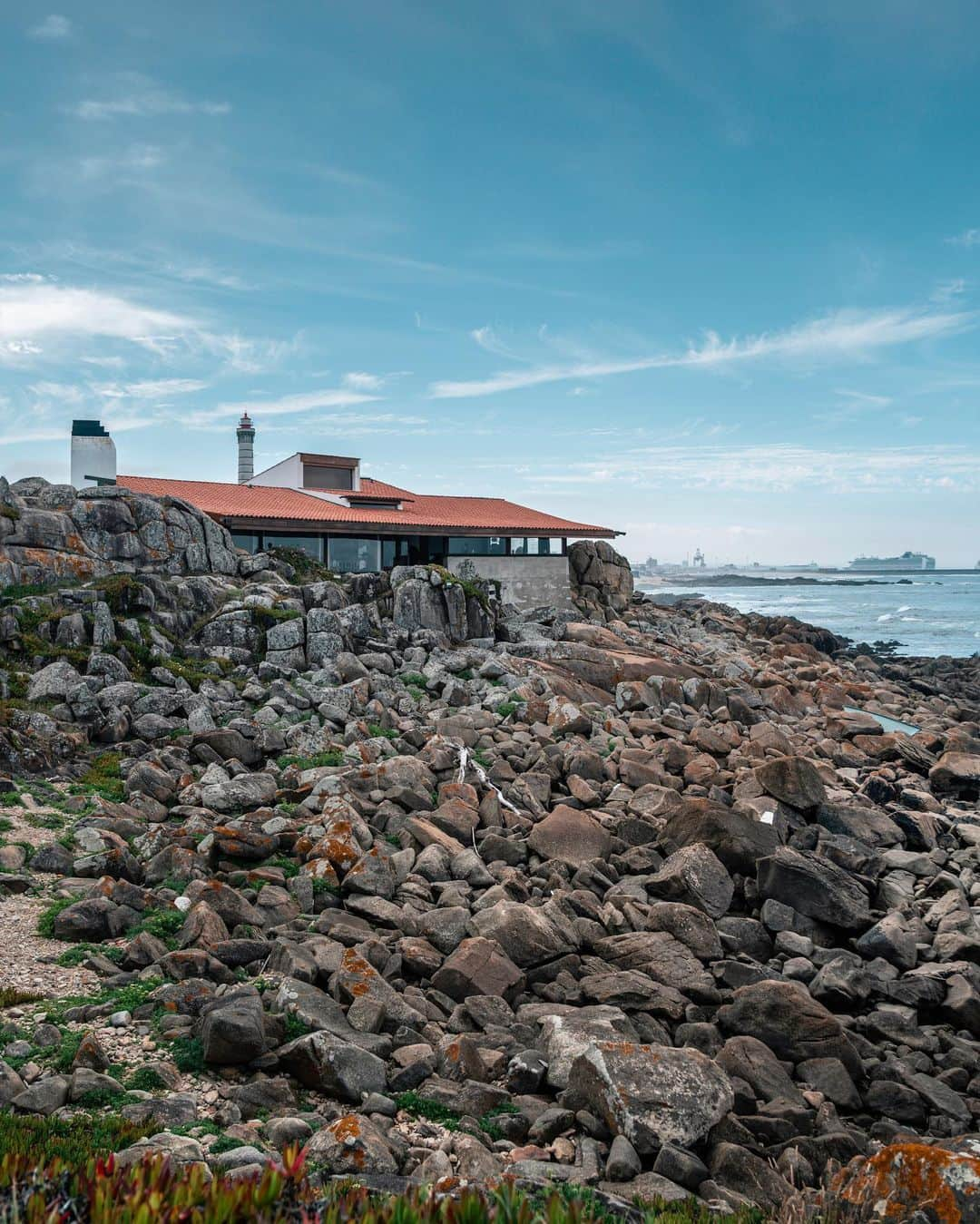 Nicanor Garcíaさんのインスタグラム写真 - (Nicanor GarcíaInstagram)「Between the sky and the ground : Entre el cielo y el suelo #nicanorgarcia @travelarchitectures @tours_casadarquitectura   Strategically located between the rocks and outlined by the horizon and the light, the Tea House in Boa Nova by Alvaro Siza has been a national monument since 2011 and an essential architectural landmark.  Thanks to @casadaarquitectura it is possible to visit it (many thanks for the recent tour!). You can check their website to book a visit too.  #itinerariosiza #casadaarquitectura #centroportuguesdearquitectura @loja_casadaarquitectura #lojadacasa #arquiteturaportuguesa #matosinhos #porto #alvarosiza」6月19日 19時48分 - nicanorgarcia