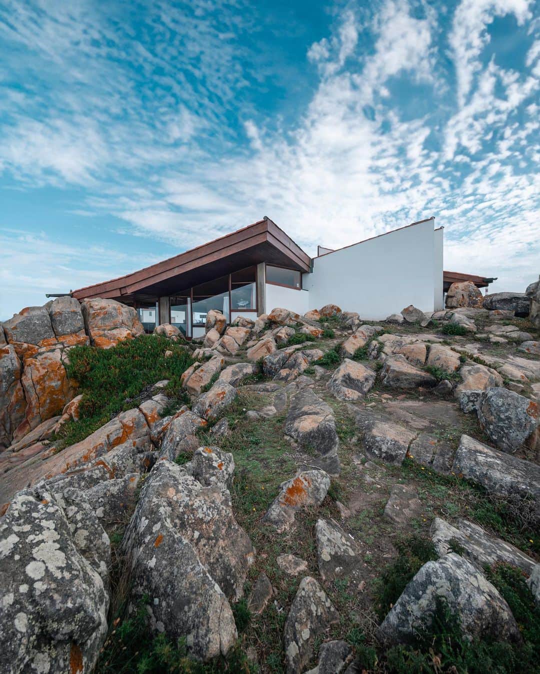 Nicanor Garcíaのインスタグラム：「Between the sky and the ground : Entre el cielo y el suelo #nicanorgarcia @travelarchitectures @tours_casadarquitectura   Strategically located between the rocks and outlined by the horizon and the light, the Tea House in Boa Nova by Alvaro Siza has been a national monument since 2011 and an essential architectural landmark.  Thanks to @casadaarquitectura it is possible to visit it (many thanks for the recent tour!). You can check their website to book a visit too.  #itinerariosiza #casadaarquitectura #centroportuguesdearquitectura @loja_casadaarquitectura #lojadacasa #arquiteturaportuguesa #matosinhos #porto #alvarosiza」