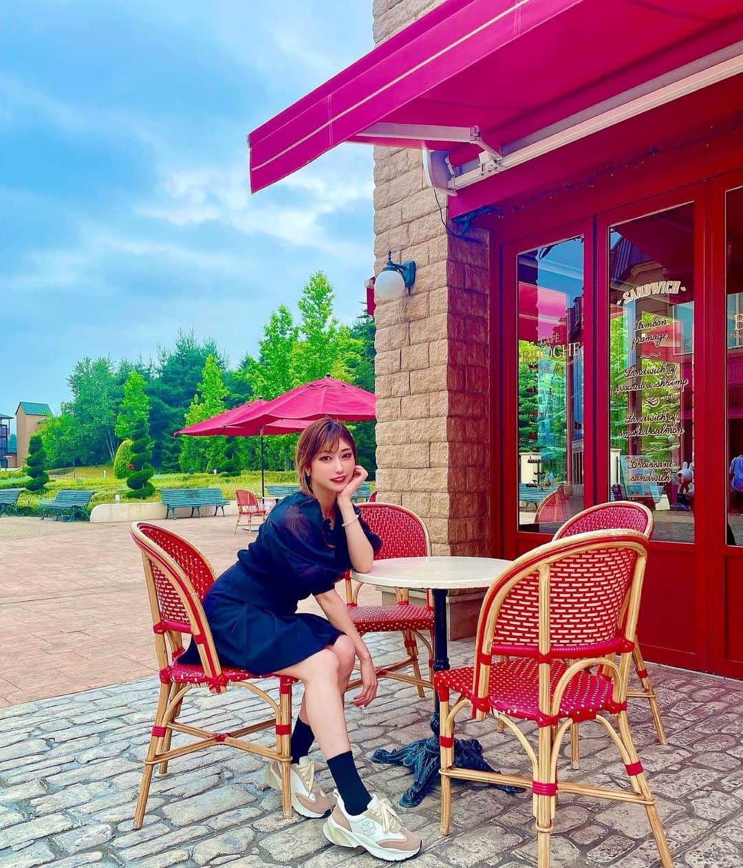 Rieのインスタグラム：「. 🥖🥖🥖 ・ 真夏も真冬も苦手なので🥺 今の季節だけはたくさんおでかけしてる🧳🍀 ・ ・ ・」