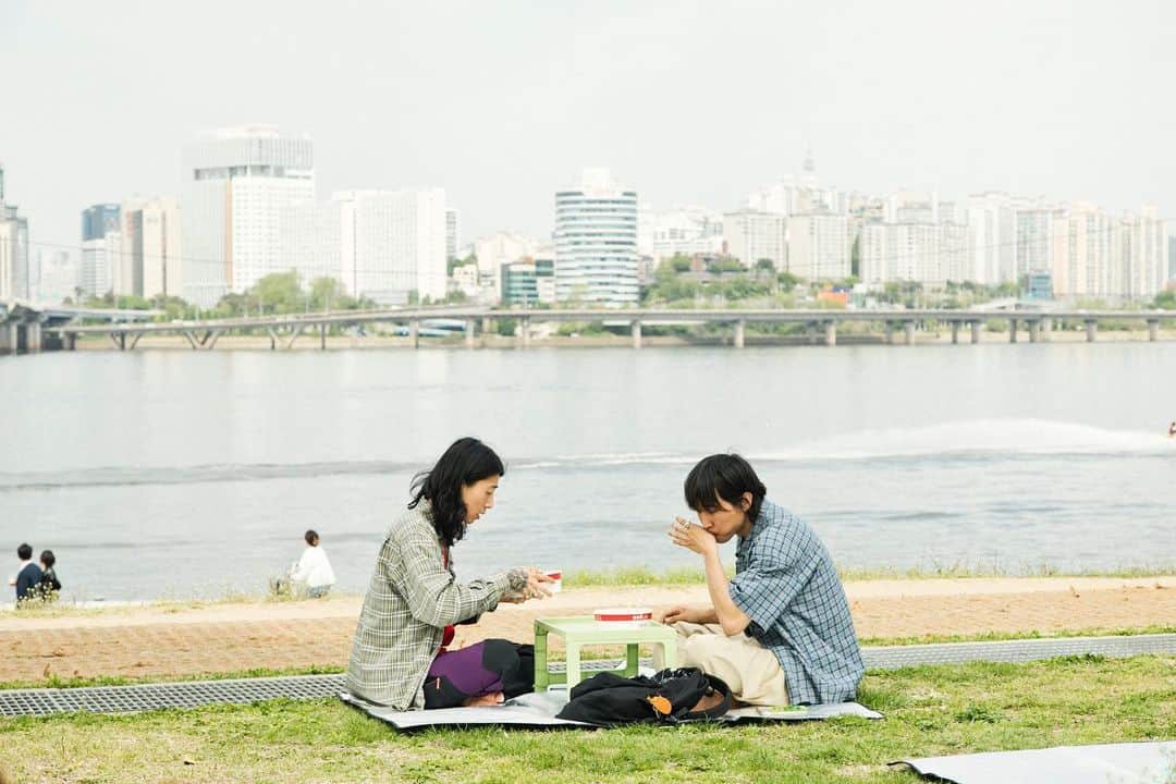 POPEYE_Magazineさんのインスタグラム写真 - (POPEYE_MagazineInstagram)「ソウルにいると実感するけど、インスタントラーメンってめちゃくちゃ愛されてる。なかでも天気の良い日に漢江沿いの公園で食べるラーメンは格別。敷地内にある「ラーメンマシン」で調理して、出来立てをいただきます！  #popeyemagazine #SeoulCityGuide」6月19日 19時41分 - popeye_magazine_official