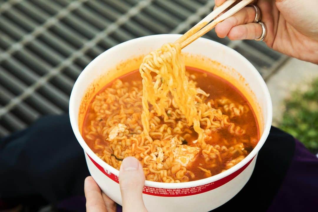 のインスタグラム：「ソウルにいると実感するけど、インスタントラーメンってめちゃくちゃ愛されてる。なかでも天気の良い日に漢江沿いの公園で食べるラーメンは格別。敷地内にある「ラーメンマシン」で調理して、出来立てをいただきます！  #popeyemagazine #SeoulCityGuide」