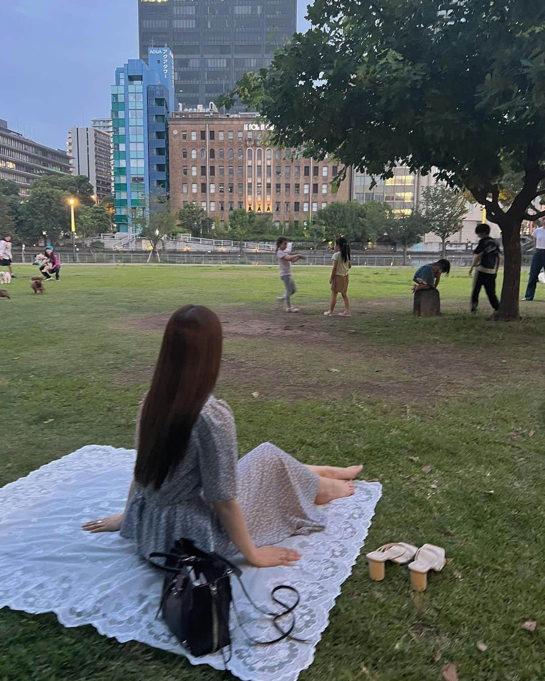 RINA（鈴木理菜）のインスタグラム：「関西に一泊多く残って、のんびりピクニック 夕方の音のなかで過ごす時間とても良かった♡ #picnic」