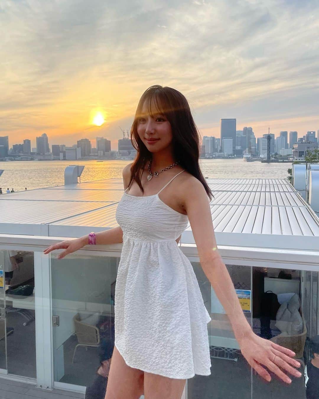 川谷花音のインスタグラム：「🌴 紫外線も強くなってきたので 髪の毛にも気を遣って トリートメントをしました☀️🍋  サラサラでみんなにも沢山褒めて貰えて嬉しい🤭 @kazuhiro_isaka ありがとうございました✨  #hair #hairstyle #japan #japanese #japanesegirl #トリートメント #髪質改善 #美容室 #大学生 #大学生コーデ #女子大生 #女子大生コーデ #今日のコーデ」