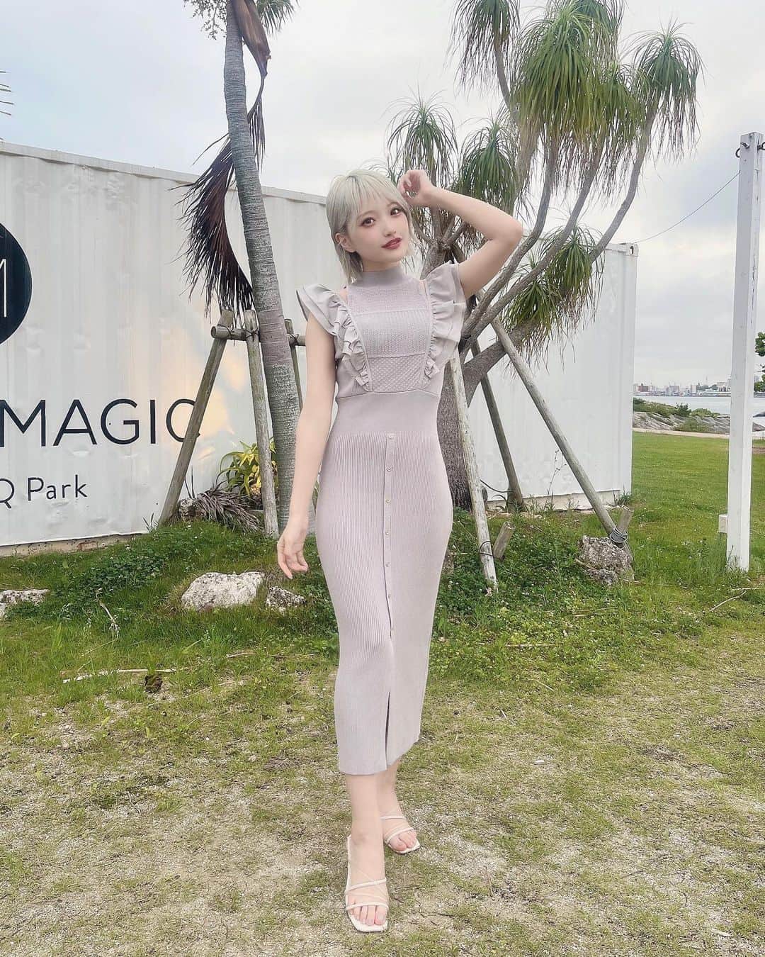 東條ゆりあのインスタグラム：「やっぱりタイトなワンピース好きすぎるなあ   体のラインしっかりみえるようなお洋服、めちゃ綺麗に見えて好き〜〜〜！！！  お買い物行った時にかえに絶対ゆりあちゃん似合う！！！って後押しされたやつ🫶  沖縄楽しかったなあ 旅行しにいきたい」