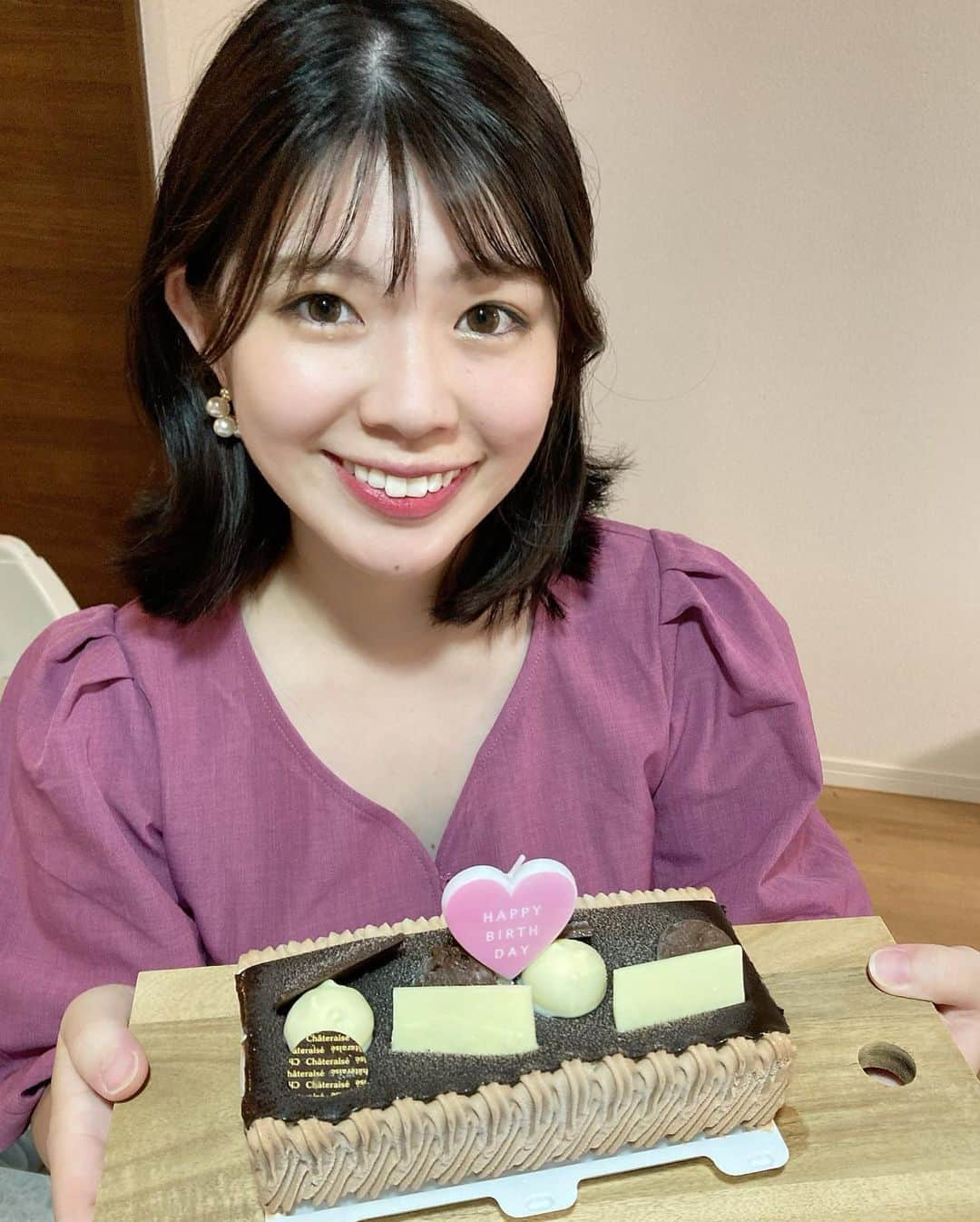 亜実さんのインスタグラム写真 - (亜実Instagram)「🎂🥳🎂🥳🎂🥳 . 🇯🇵本日31歳になりました💓可愛い可愛い娘の成長を見守っていたら、いつの間にやら1年経ってました😂今年は秋に宝物がまた1人増える予定なので、今まで以上に一瞬で時間が過ぎていくんだろうなぁ😂31歳の母ちゃんもパワフルに頑張るぜ💪💪💪❤️ 🇹🇼我今天31歲了💓天天照顧超可愛的女兒、不知不覺1年就過去了😂今年秋天我們又會有多一個寶貝，應該會覺得時間過得更快😂31歲的媽咪也會更努力加油的💪💪💪❤️  #お誕生日 #誕生日ケーキ #アイスケーキ #女の子ママ #年子ママ #2人目妊娠中 #男の子ママ #年子育児 #シャトレーゼ   🇯🇵アイスケーキ(a i su ke-ki) 🇹🇼冰淇淋蛋糕(ㄅㄧㄥ ㄑㄧˊㄌㄧㄣˊㄉㄢˋㄍㄠ)(bing1 qi2 lin2 dan4 gao1)」6月19日 19時45分 - amimi_taiwan