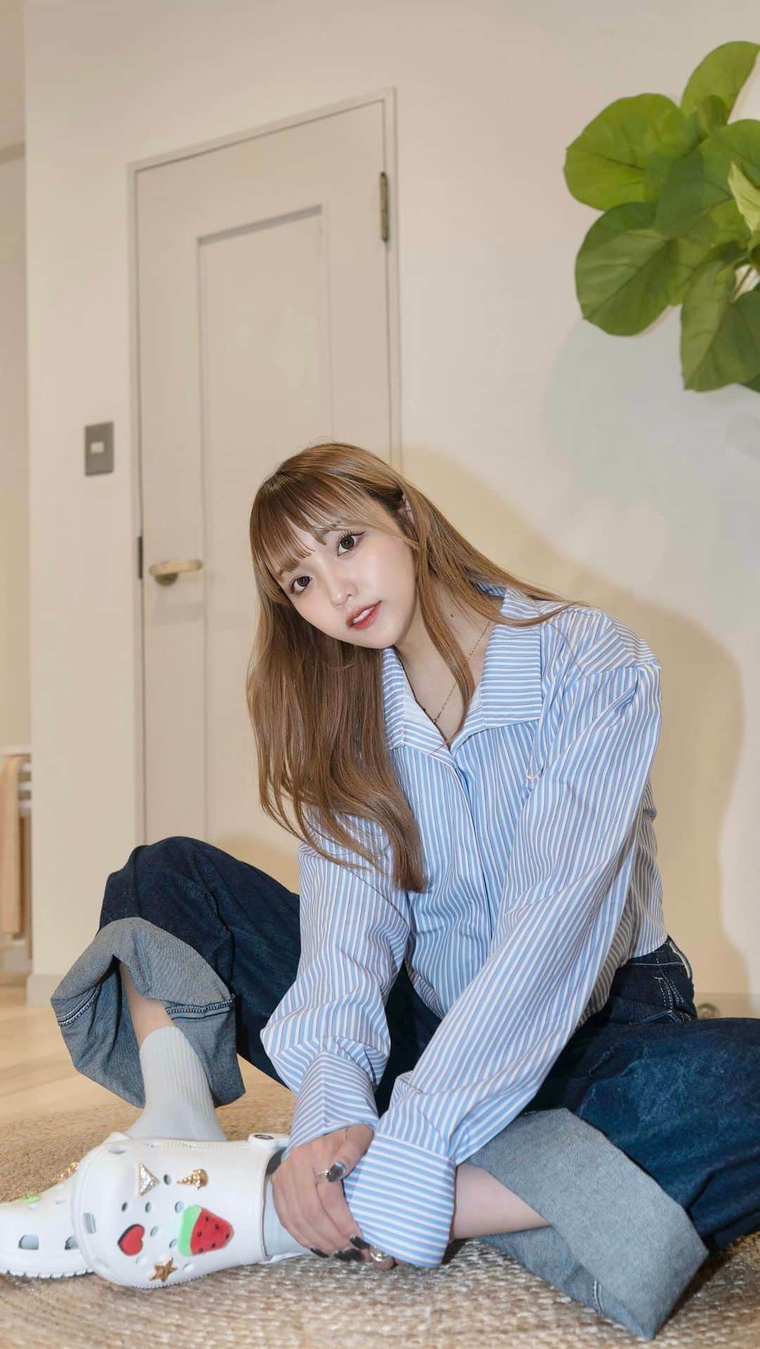 ねおのインスタグラム：「🤍✨🤍  これからの季節にぴったりな クロックスのクラシック クロッグとジビッツTM️チャームを使って、3コーディネートを組んでみた🪐🖤  どのコーデにも合わせやすくて これからもっと大活躍なアイテムになる予感☺︎  ジビッツも一つ一つ可愛くてお気に入りです🌼  @crocsjp #クロックス #ジビッツ #クロックスで自分らしく #crocs #PR」