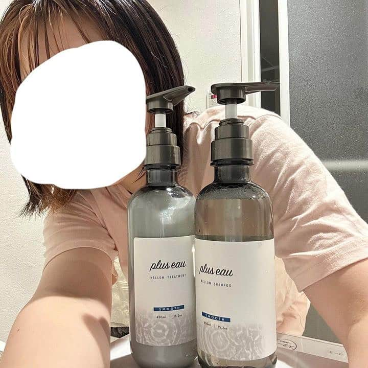 エムエムさんのインスタグラム写真 - (エムエムInstagram)「市販で買えるサロンのよりも優秀なシャンプーとバズってるplus eauを使ってみた🧴 半信半疑ではあったけど、ほんとにサロン帰りみたいにサラッサラ髪になるのに市販で買えてこの値段てコスパ良すぎた( ◠‿◠ ) LOFT,マツキヨ,Amazonなどなどで売ってたので気になる方は是非使ってみて欲しい〜  #プリュスオー#シャンプー#ヘアケア#pluseau_ad」6月19日 19時57分 - emu_emu3320