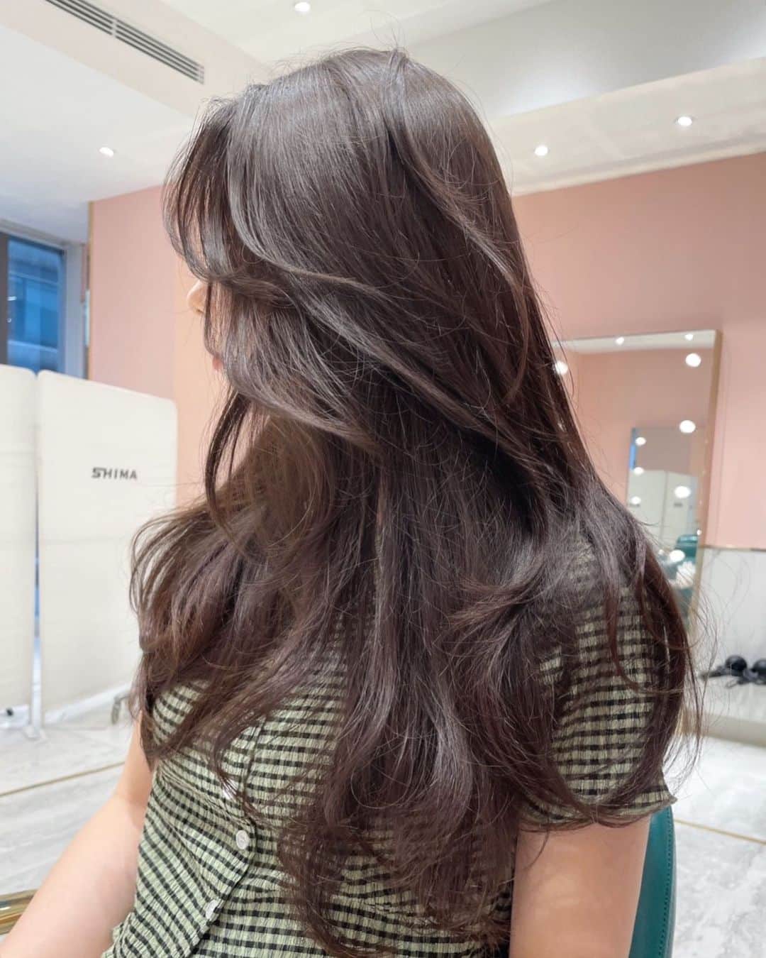 原涼香のインスタグラム：「大人気韓国レイヤーカット🤍 巻いても巻かなくても盛れる人気STYLE🎀 ㅤㅤㅤㅤㅤㅤㅤㅤㅤㅤㅤㅤㅤㅤㅤㅤㅤㅤㅤㅤㅤㅤㅤㅤㅤㅤ CUT  7400yen  ㅤㅤㅤㅤㅤㅤㅤㅤㅤㅤㅤㅤㅤ ㅤㅤㅤㅤㅤㅤㅤㅤㅤㅤㅤㅤㅤ  ㅤㅤㅤㅤㅤㅤㅤㅤㅤㅤㅤㅤㅤ #SHIMA#韓国ヘア#韓国スタイル#レイヤーカット#ワンホンヘア#ワンホン#ダークトーン#網紅#初カラー#暗髪#ベージュカラー#ラベンダーカラー#グレージュ#オリーブカラー#透明感カラー#銀座美容院#銀座美容室#美容師#시스루뱅#레이어드컷#koreanhair」