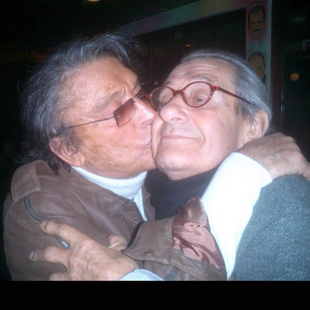 ブレット・ラトナーのインスタグラム：「A photo I took of The Kid and The Maestro.  @the_robertevans and #HeImutNewton after their last dinner together at the Palm restaurant in West Hollywood. It’s the last photo of HELMUT the night before he passed away on January 23, 2004 #RIP Bob wrote this for HELMUT’s  @VanityFair tribute and @graydon.carter proudly used my photo in the tribute to Helmut in Vanity Fair! Bob wrote “In the multitude of lectures I've given around the globe regarding the world of film, the one question most asked is "Who are the most talented people you have worked with?" My response has always been the same. I have worked with many who have touched on brilliance, but there's only one I consider a genius: Helmut Newton. He is the true master of the still frame, elevating the art of photography to heights that will make it a dominant art form of the 21st century. My opinion of his genius does not stand alone. Several European capitals made a bid for the honor of housing his archives, a process that culminated in the building of the Helmut Newton museum in the center of Berlin. Over dinner in January he asked me to be a guest speaker at its inauguration this coming June 3. Imagine: he is the first artist of photography to have a major museum devoted to his masterworks. Again, breaking barriers for the genre. My one solace is that he did not die. His thumbprint on the world will live for time and eternity. A few moments ago, June, his extraordinary wife of 55 years, called me. "I know Helmut would want me to ... tell you that he beat you to the barn." Then softly she added, "No one loved you more than Helmut." Well, dear Helmut, no one loved you more than me.」