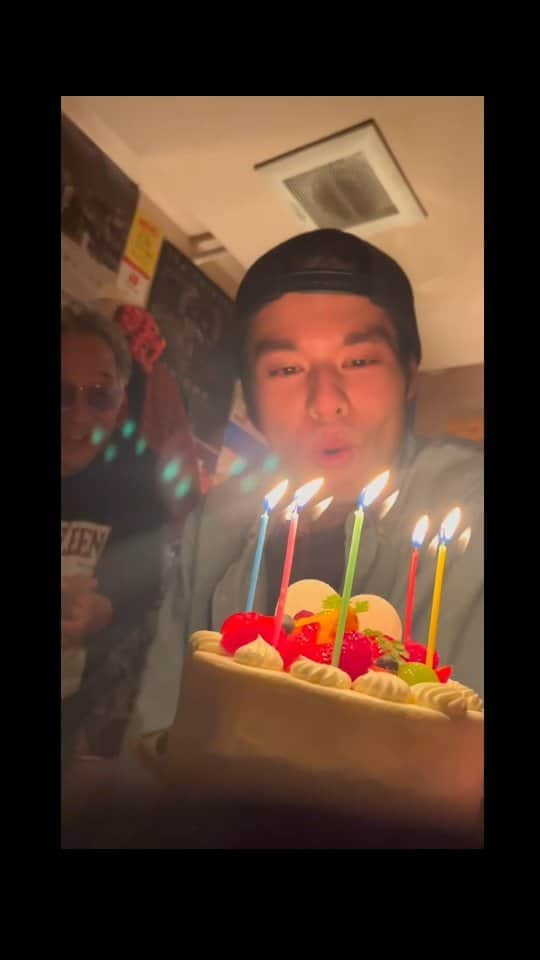 昆竜弥のインスタグラム：「29歳になりました。  誕生日の前日の朝コージさんから「さぁ今から新幹線乗ろうか(笑)」とLINEが来ました(笑)  夕方には大阪にいました(笑)  僕なんかの誕生日を沢山祝っていただきました。大好きな人たちに囲まれて当日を過ごせて本当に幸せ者です。  これ以上ない最高の2日間でした  ただこの日は途中の記憶がすっぽり無く、気づいたら歌ってました(笑)  本当に楽しかったなぁ。  29歳、大事な人をもっと大事にします」